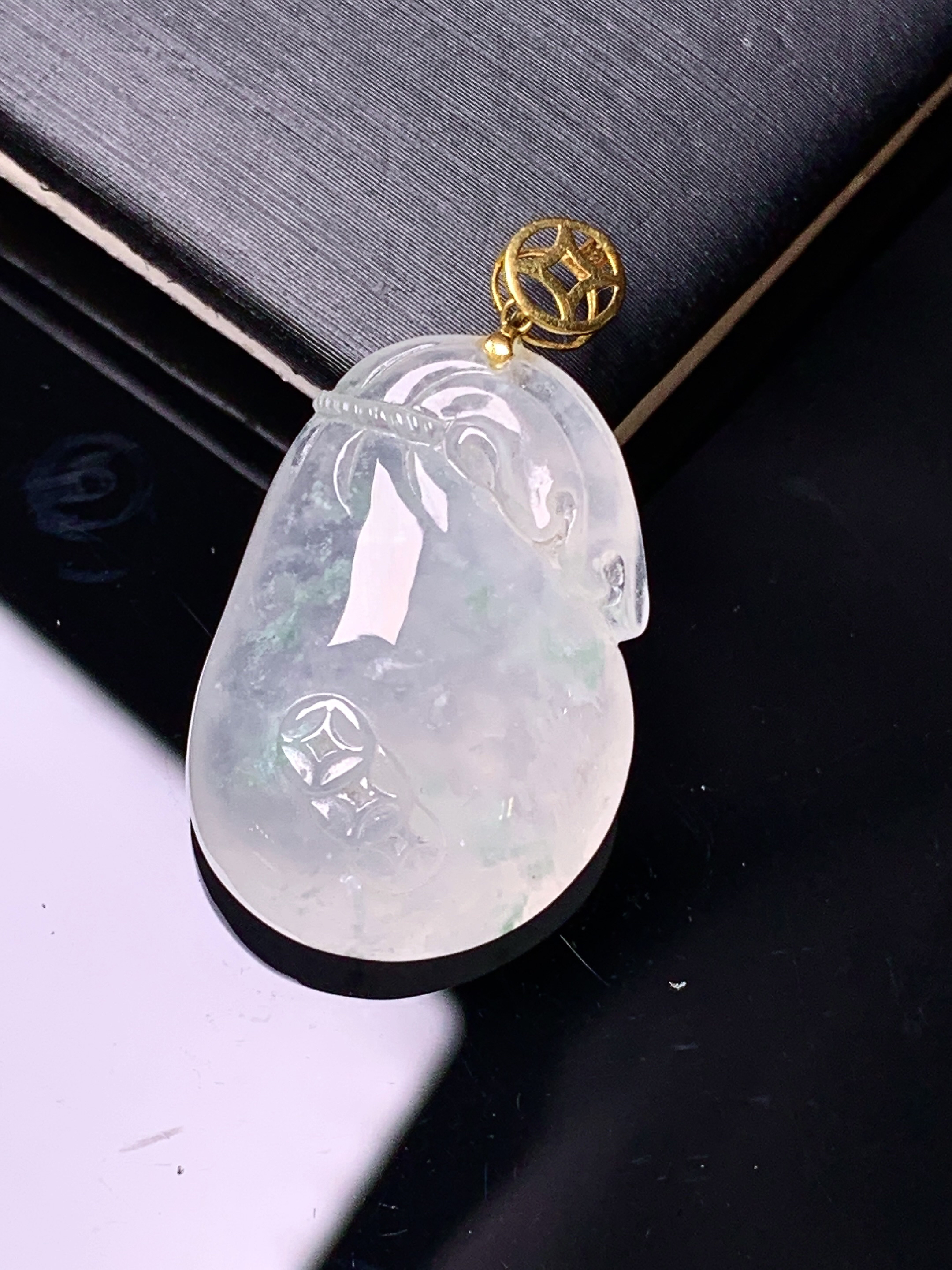 18k金镶嵌冰种钱袋吊坠 玉质细腻 色泽艳丽清新 水润亮眼 整体尺寸29.8*16.3*8m1