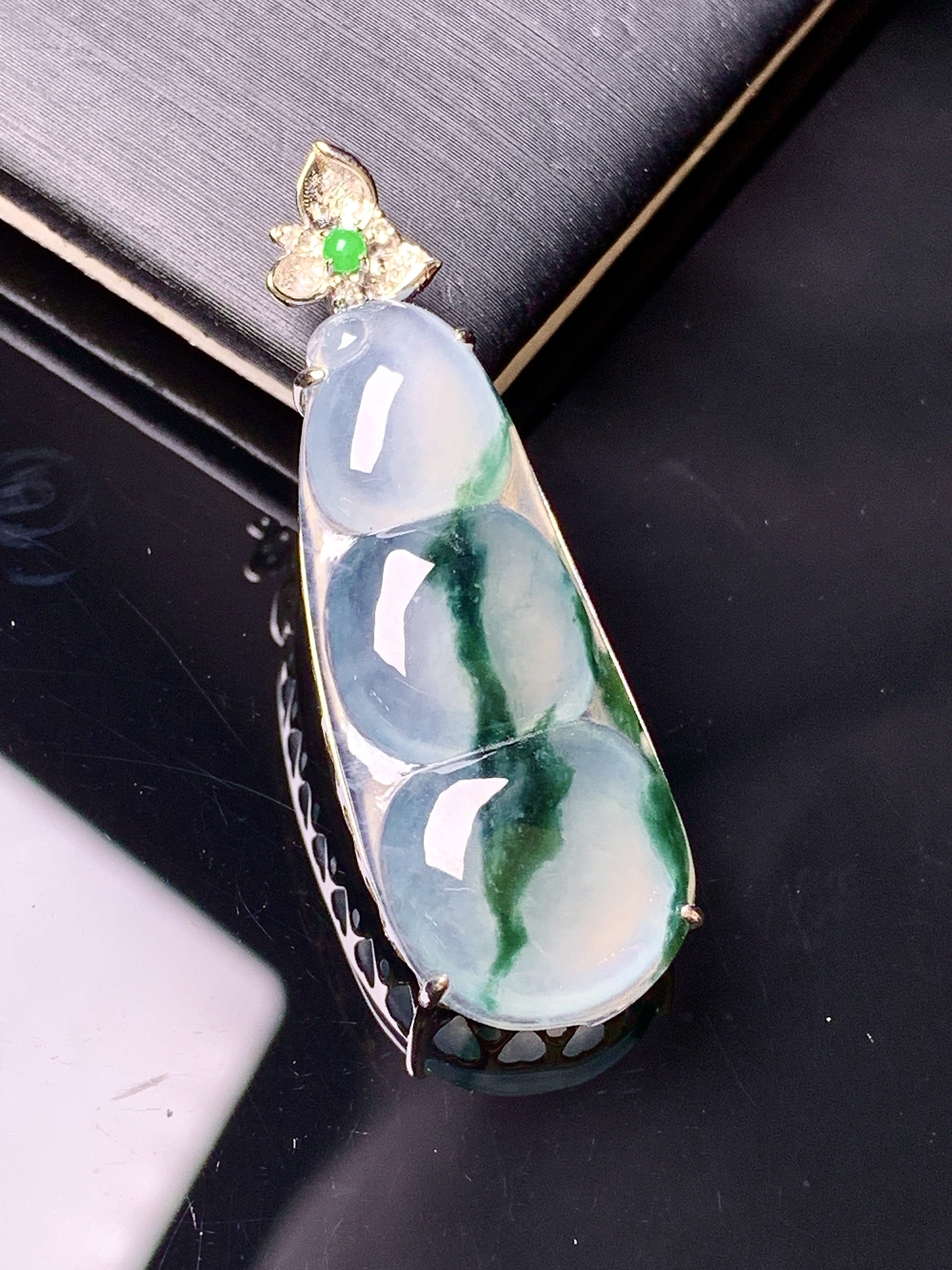 18k金钻镶嵌飘绿四季豆吊坠 玉质细腻 色泽艳丽清新 水润亮眼 整体尺寸38*12.8*6.6yz