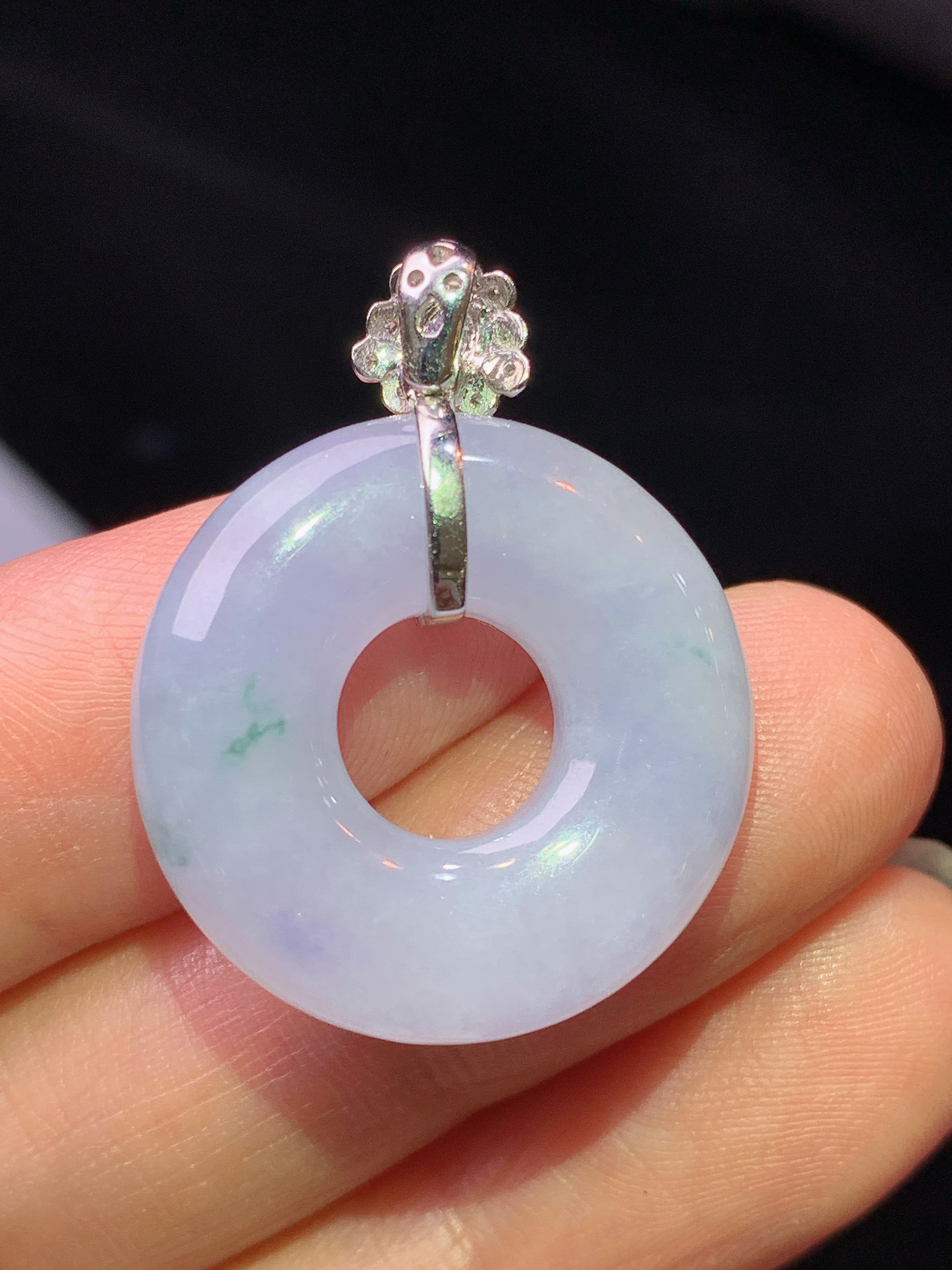 18k金钻镶嵌淡紫罗兰飘绿平安环吊坠 玉质细腻 色泽艳丽清新 水润亮眼 整体尺寸28.2*22.7*5.8L4