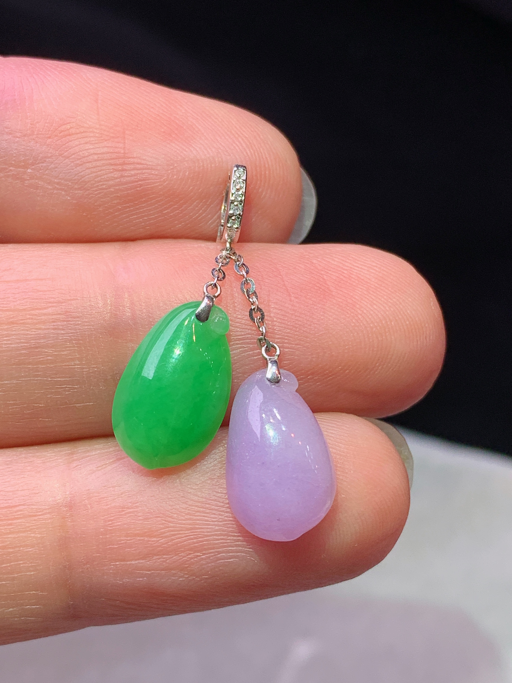 18k金钻镶嵌紫罗兰福瓜搭配阳绿福瓜吊坠 玉质细腻 色泽艳丽清新 水润亮眼 整体尺寸11.6*7.3*4b5