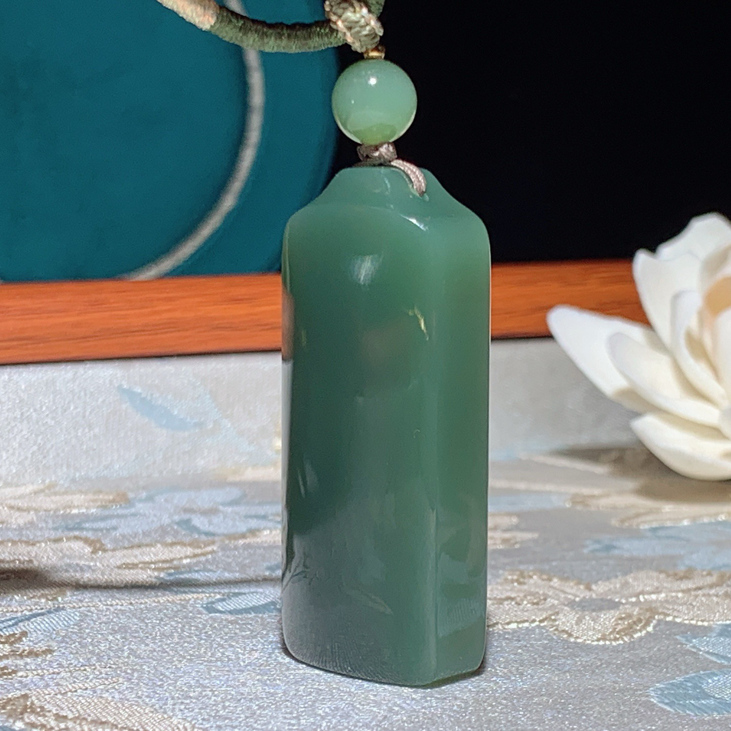 和田玉鸭蛋青俄罗斯碧玉平安无事牌挂件 尺寸47/20/15重33克。无裂无杂无结构 玉质细腻油润。手推出油品相大气。250109