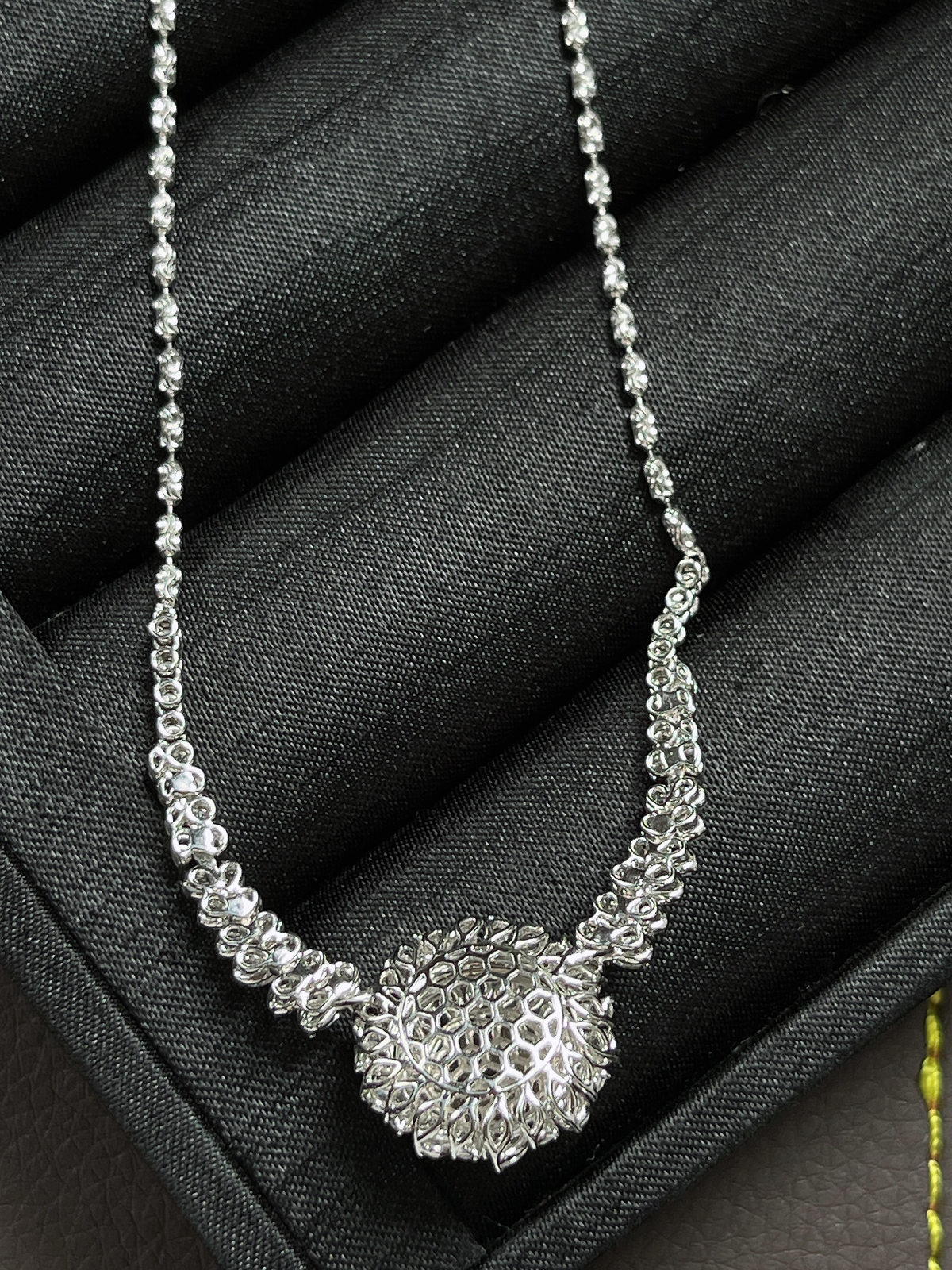 翡翠冰阳绿项链，印记：Au750,伴钻石