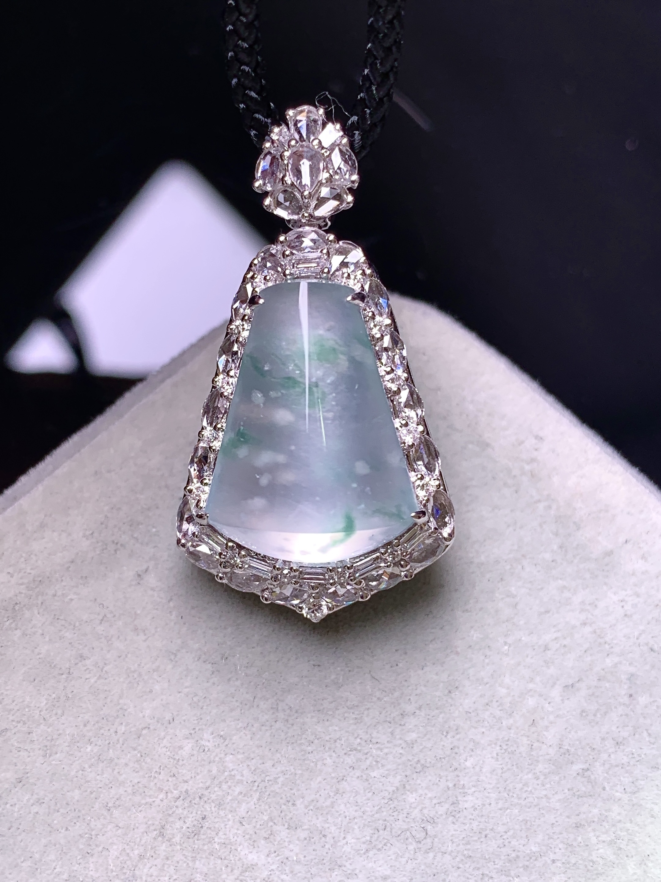 18k金钻镶嵌冰种飘花玉柱吊坠 玉质细腻 色泽艳丽清新 水润亮眼 整体尺寸29.5*16*12b12