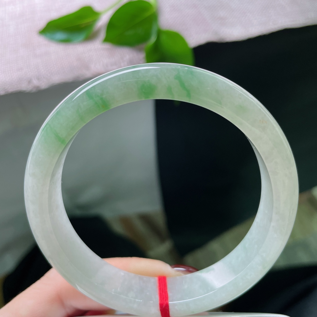 59.8/13.1/8飘花正圈，大圈口，丝丝缕缕、片片点点的绿色，如同水墨画中的写意笔触，无裂，ss