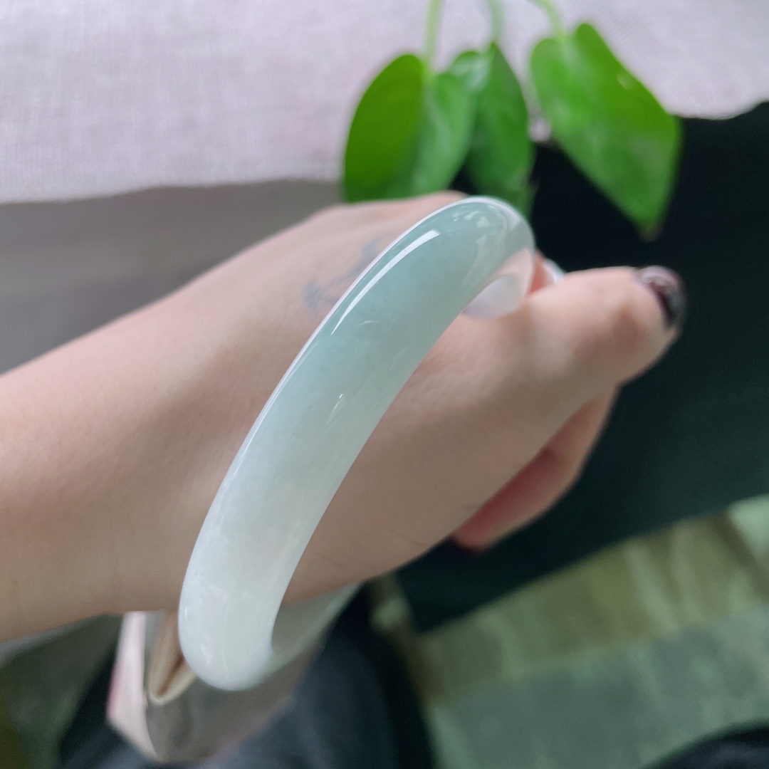 58/10.6/7.8，浅蓝底，正圈，贵气，耐看，甜美，雍容华贵，大气，无裂，ss51040a