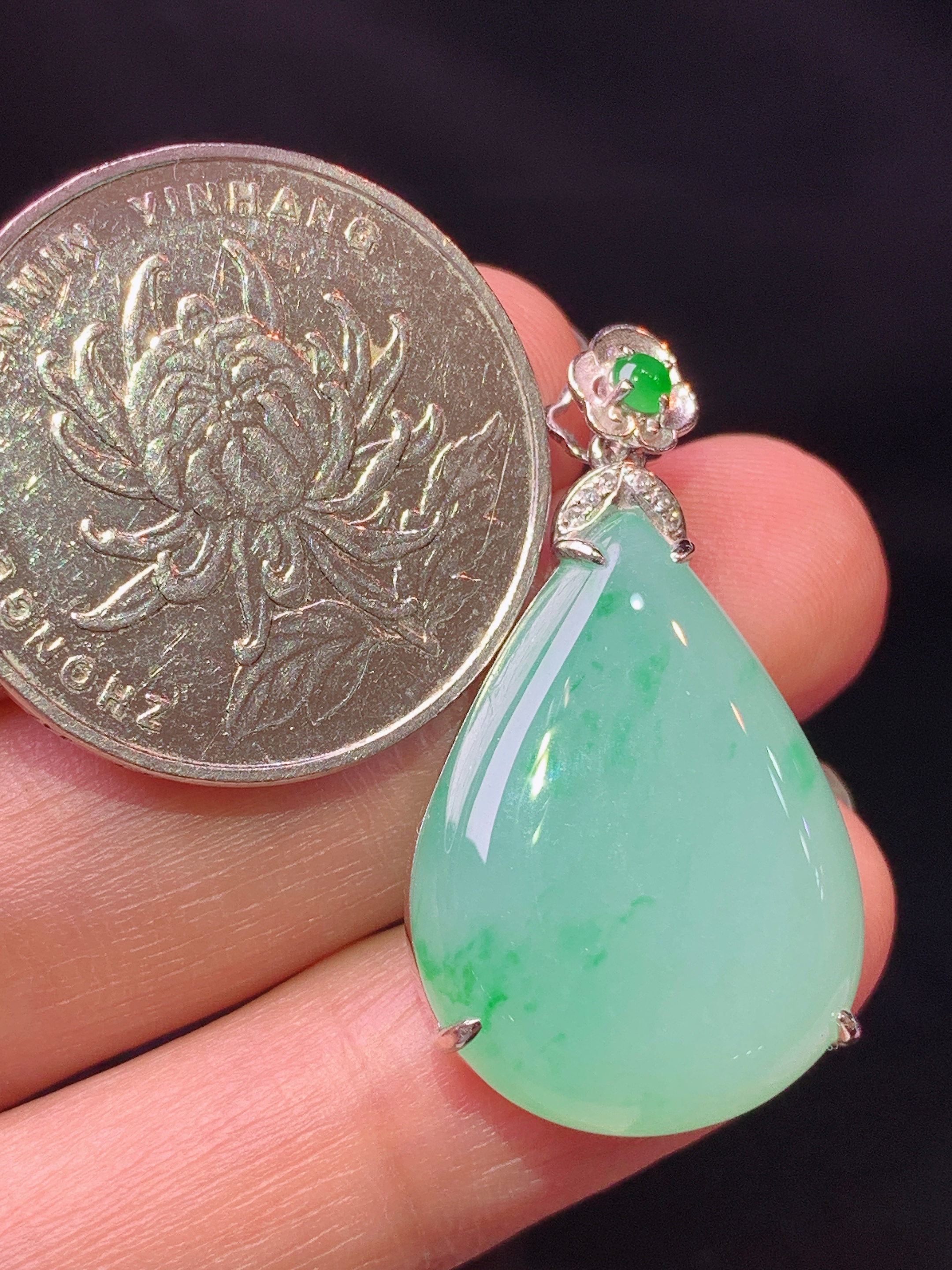 18k金钻镶嵌飘绿水滴吊坠 玉质细腻 色泽艳丽清新 水润亮眼 整体尺寸32.3*17.7*6.8L4