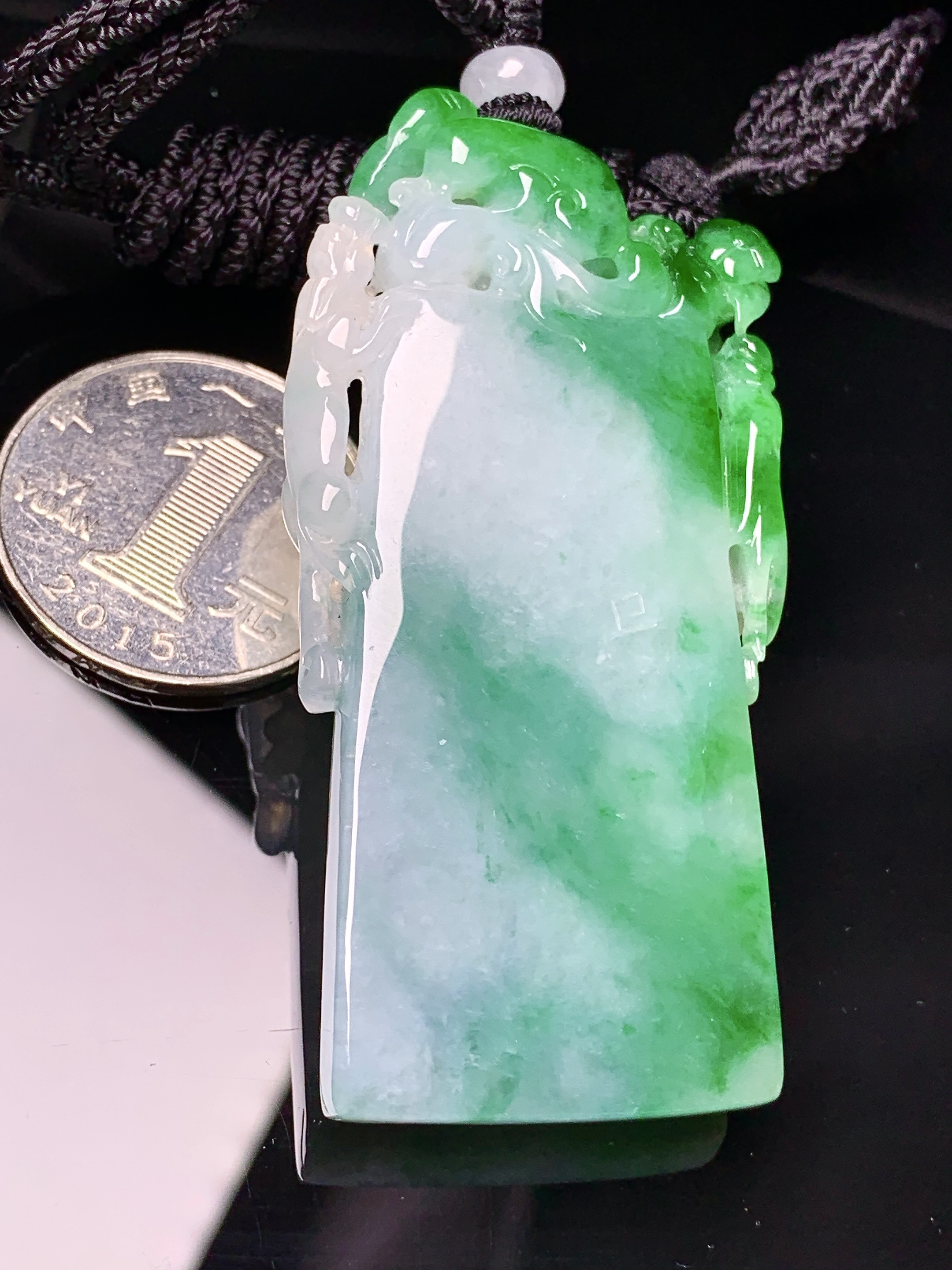 飘绿竹节吊坠 玉质细腻 色泽艳丽清新 水润亮眼 整体尺寸61.8*30.5*7L1