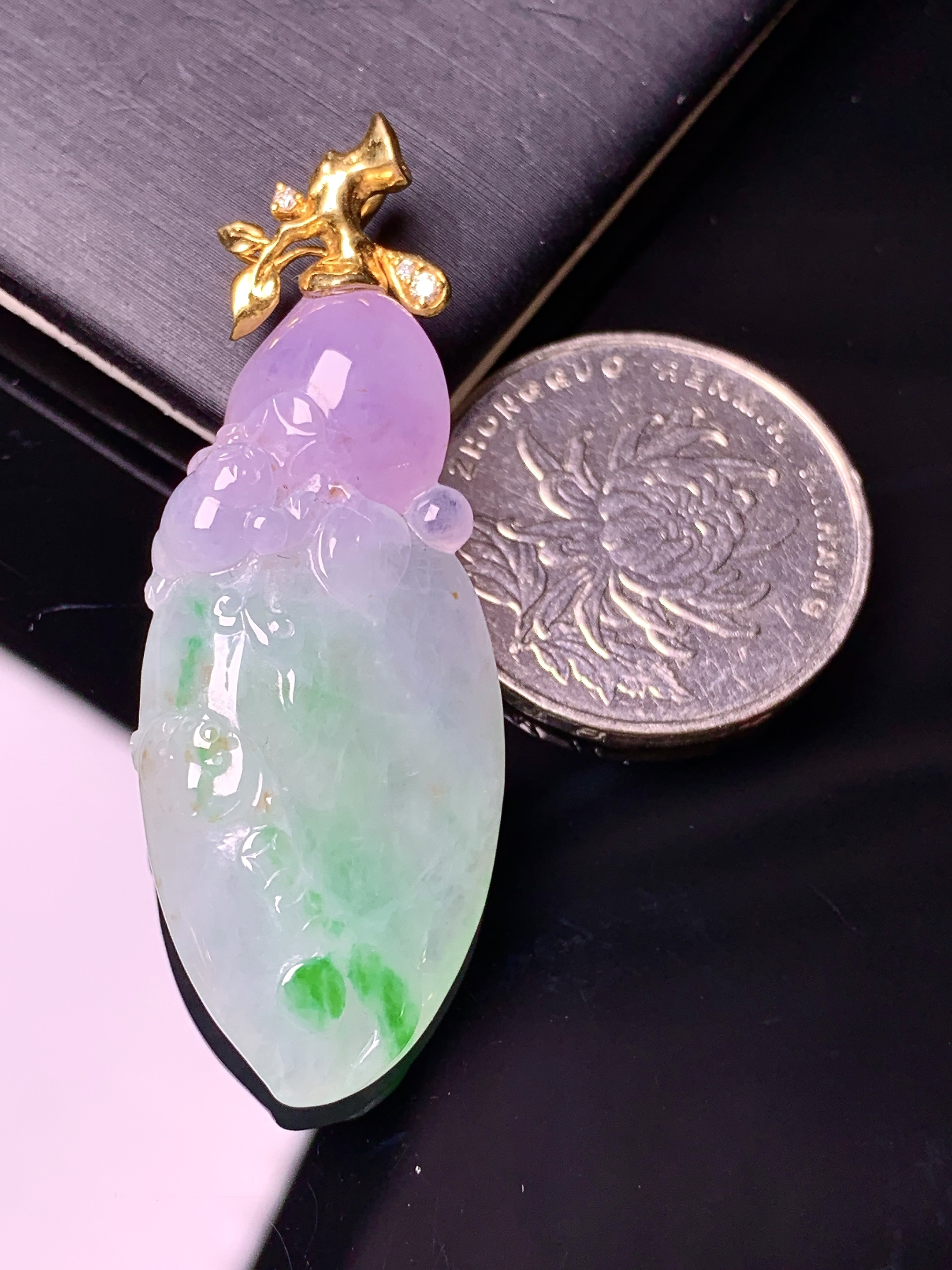 18k金钻镶嵌飘紫绿寿桃吊坠 玉质细腻 色泽艳丽清新 水润亮眼 整体尺寸49.5*18.3*7.5b5