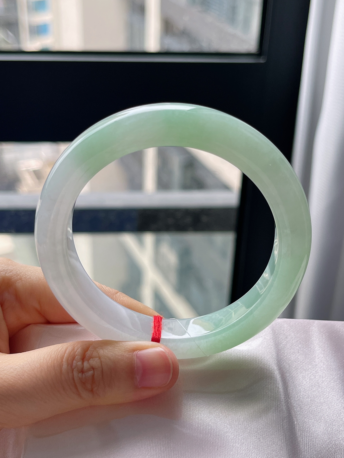 正圈57圈口，翡翠冰糯种淡绿色手镯