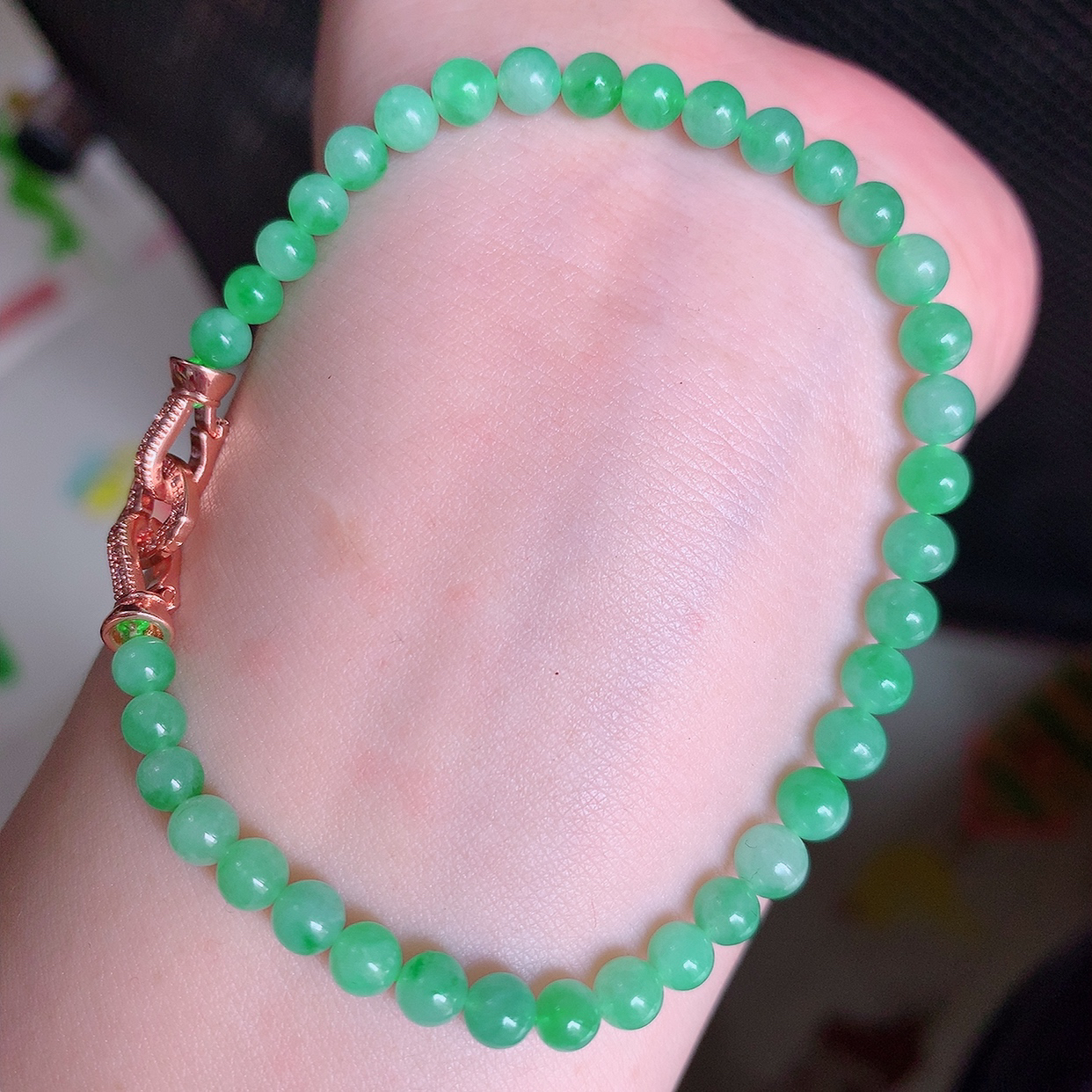 自然光实拍，冰润满绿翡翠手串手链，翠色灵动，佩戴效果时尚出众，尽显气质，玉质细腻，美感十足。#002