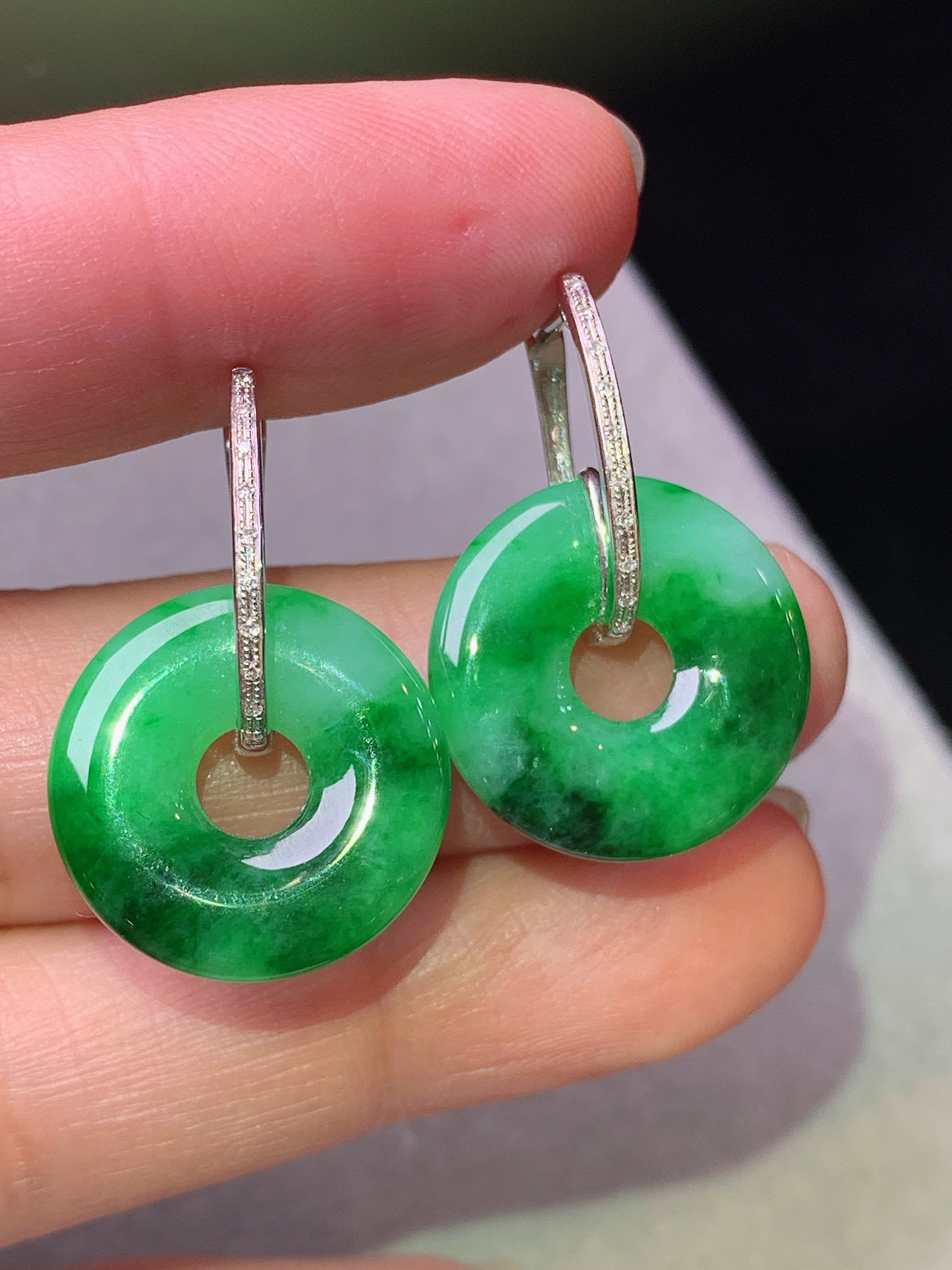 18k金钻镶嵌翠绿平安环耳坠 玉质细腻 色泽艳丽清新 水润亮眼 整体尺寸26.5*17.5*3b1
