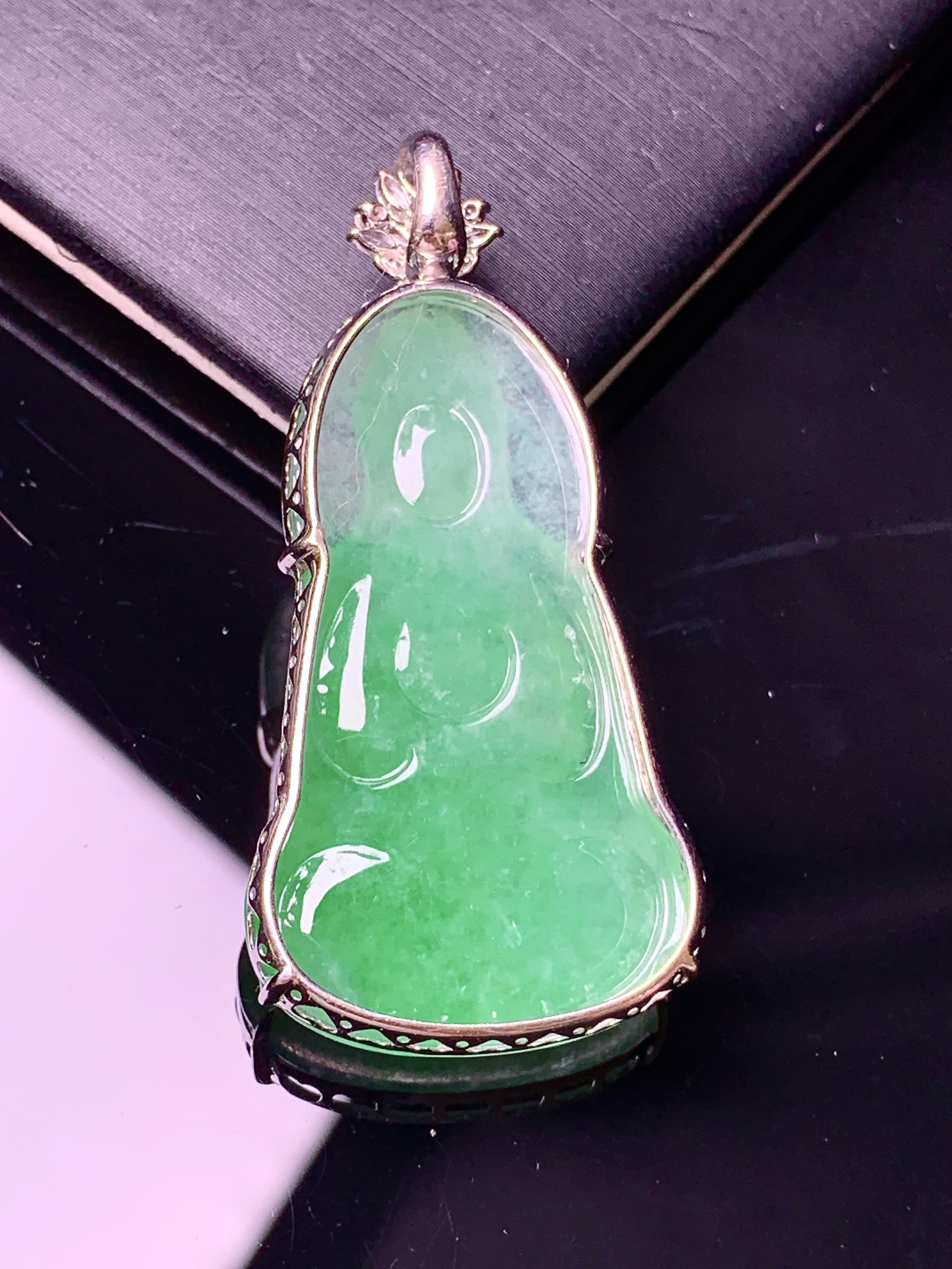 18k金钻镶嵌翠绿观音菩萨吊坠 玉质细腻 色泽艳丽清新 水润亮眼 整体尺寸44.6*21*7b5