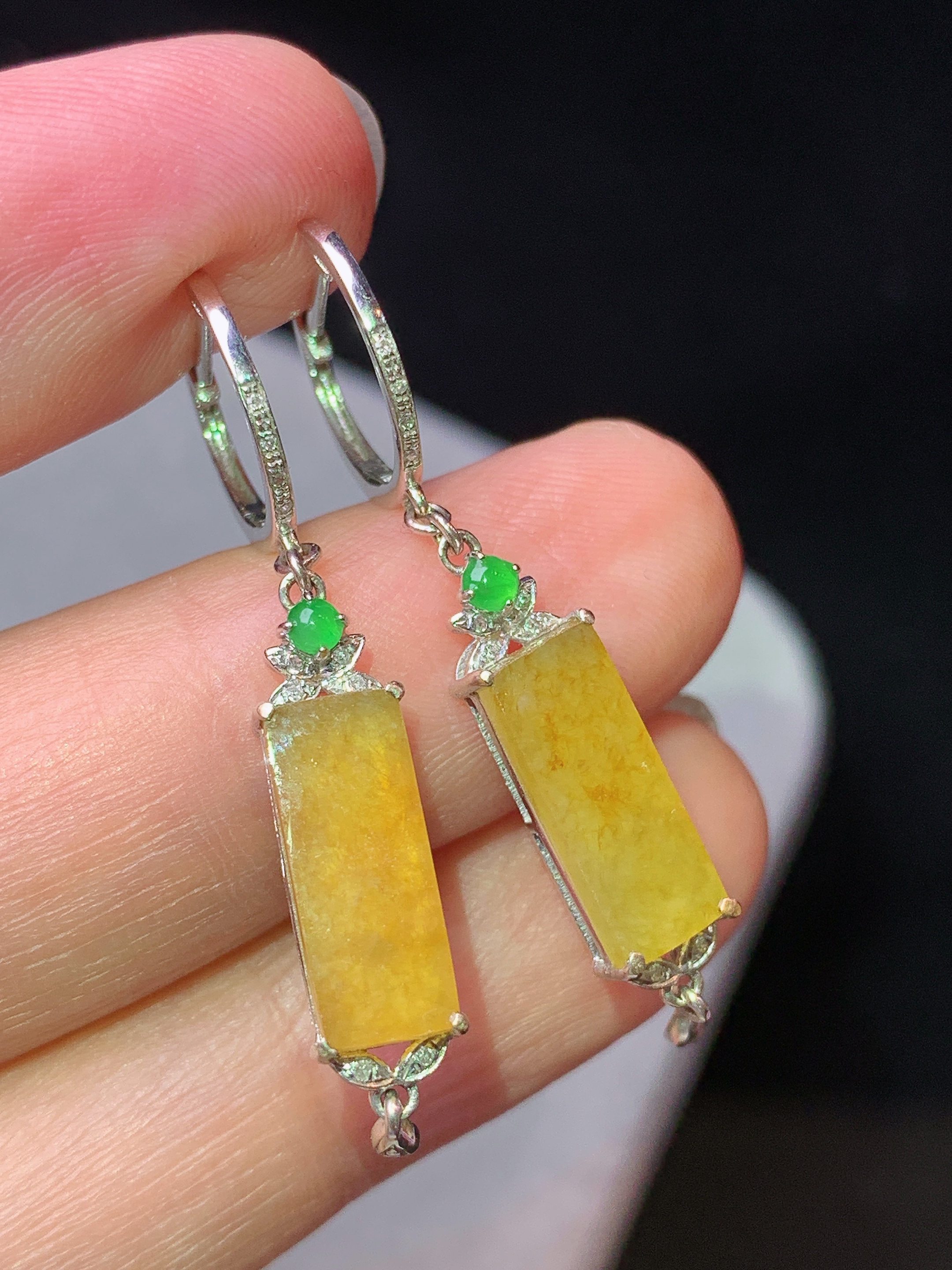 18k金钻镶嵌黄翡无事牌耳坠 玉质细腻 色泽艳丽清新 水润亮眼 整体尺寸36.8*5.2*4yz