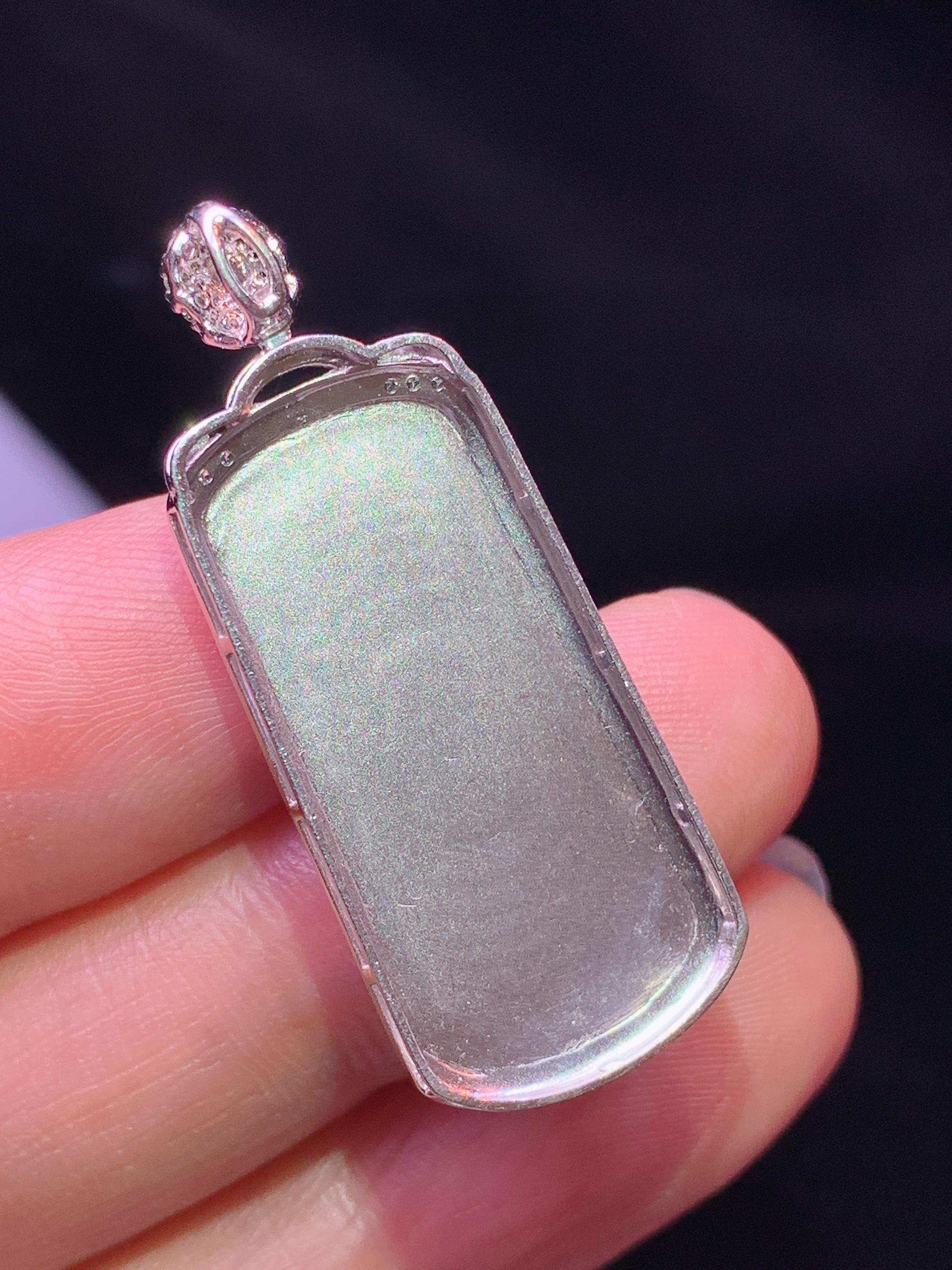 18k金钻镶嵌阳绿无事牌吊坠 玉质细腻 色泽艳丽清新 水润亮眼 整体尺寸35.8*14*5L4