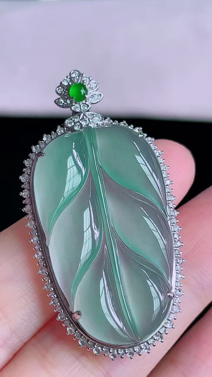 【翡翠名称】18K金豪华镶钻高冰晴叶子吊坠
【翡翠尺寸】含金43.7/22.8/8.4mm
【翡翠描述】宝贝种老水足，玉质细腻，色泽靓丽，性价比高，佩戴效果好！
【其它赠送】权威证书/精美挂绳盒子/支持全国复检