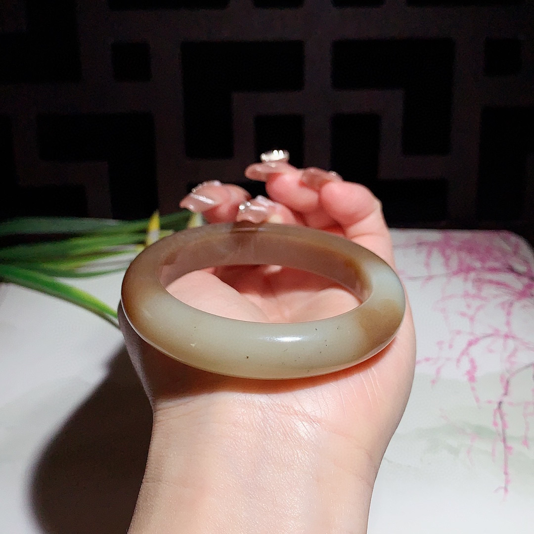 和田玉55圈且末糖手镯！玉质细腻油润 底色纯净 无裂无棉 脂粉好，品质高。