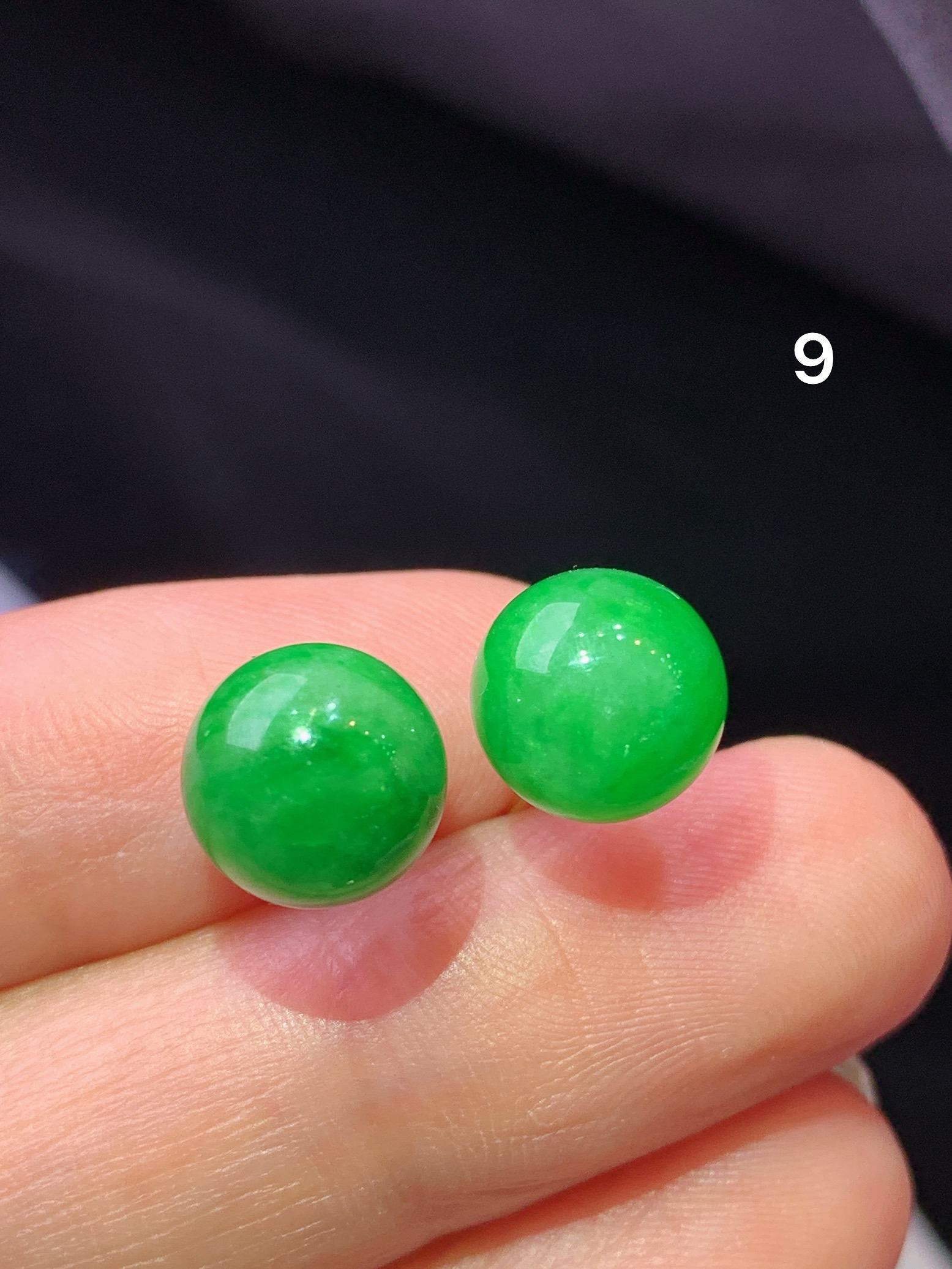 18k金镶嵌阳绿色圆珠耳钉 玉质细腻 色泽艳丽清新 水润亮眼 整体尺寸9b5