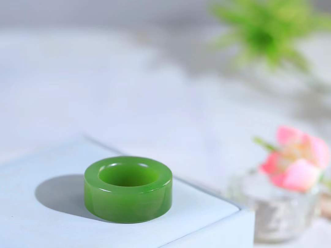 【古韵·扳指】

新疆和田玉碧玉扳指，玉质温润，油润感十足， 整器古韵生辉。优雅高贵。运筹帷幄