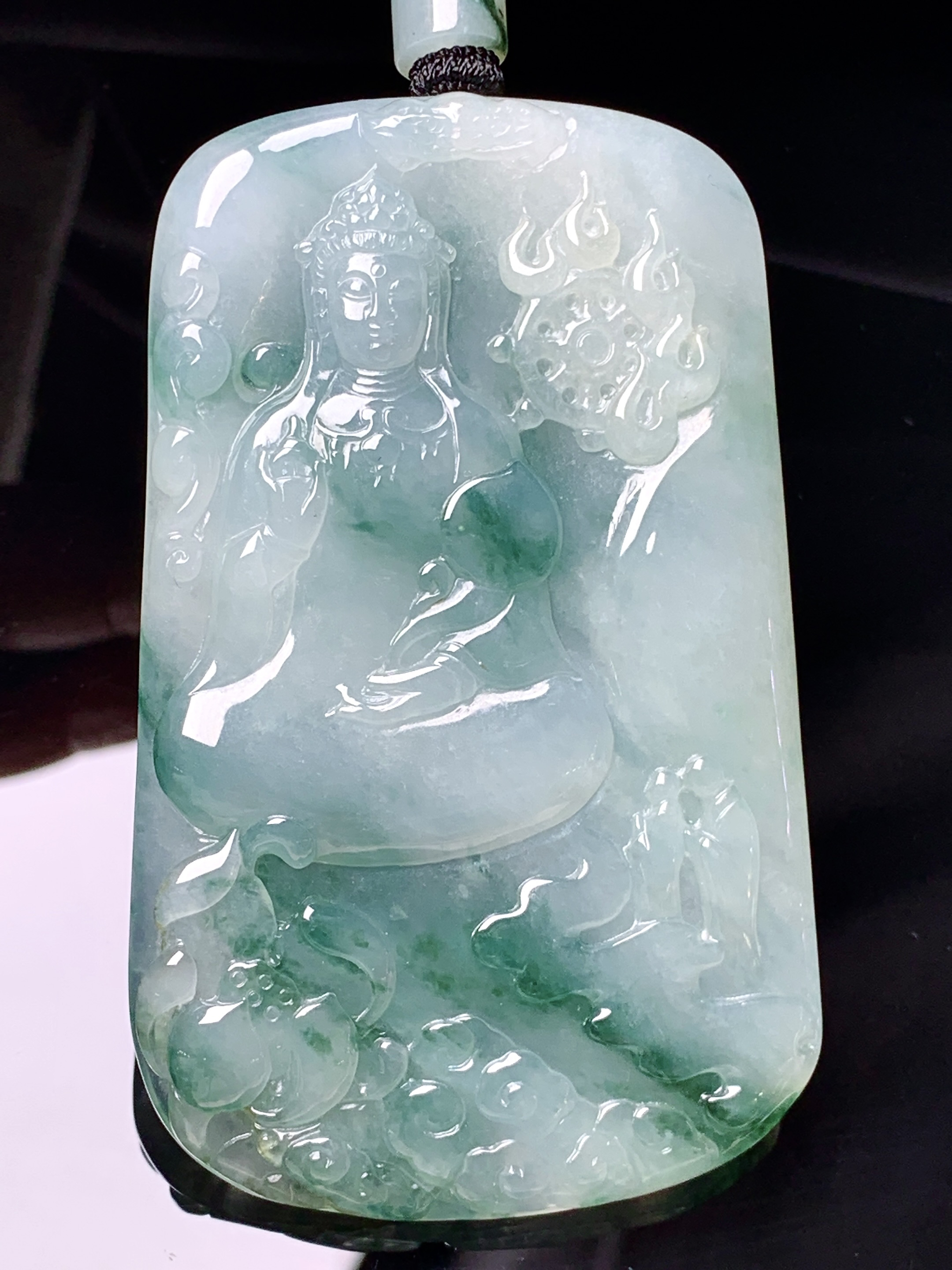 飘绿观音菩萨吊坠 玉质细腻 色泽艳丽清新 水润亮眼 整体尺寸68.3*43*5.5L1
