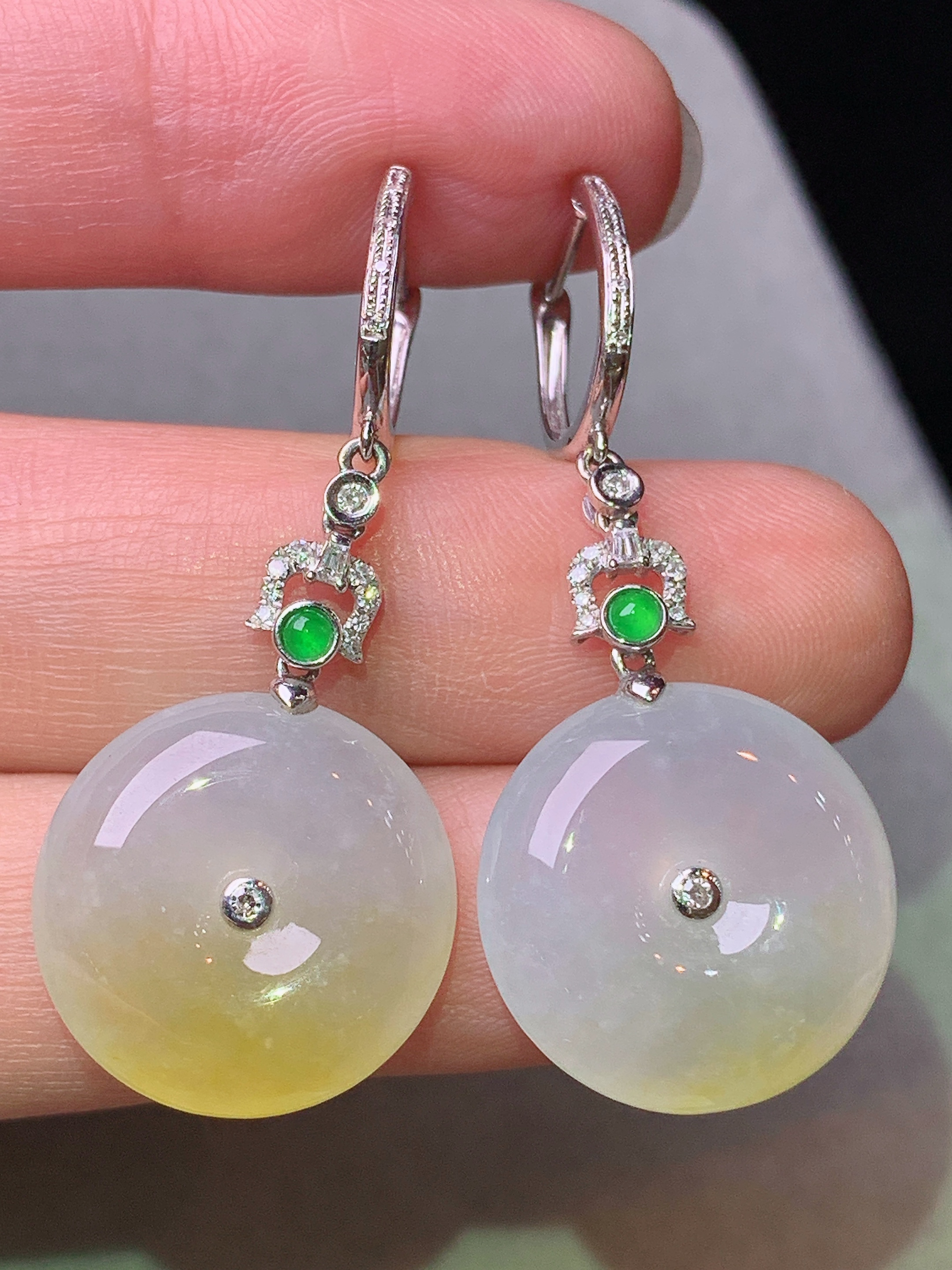 18k金钻镶嵌飘黄翡平安扣耳坠 玉质细腻 色泽艳丽清新 水润亮眼 整体尺寸41*17*5.5b1