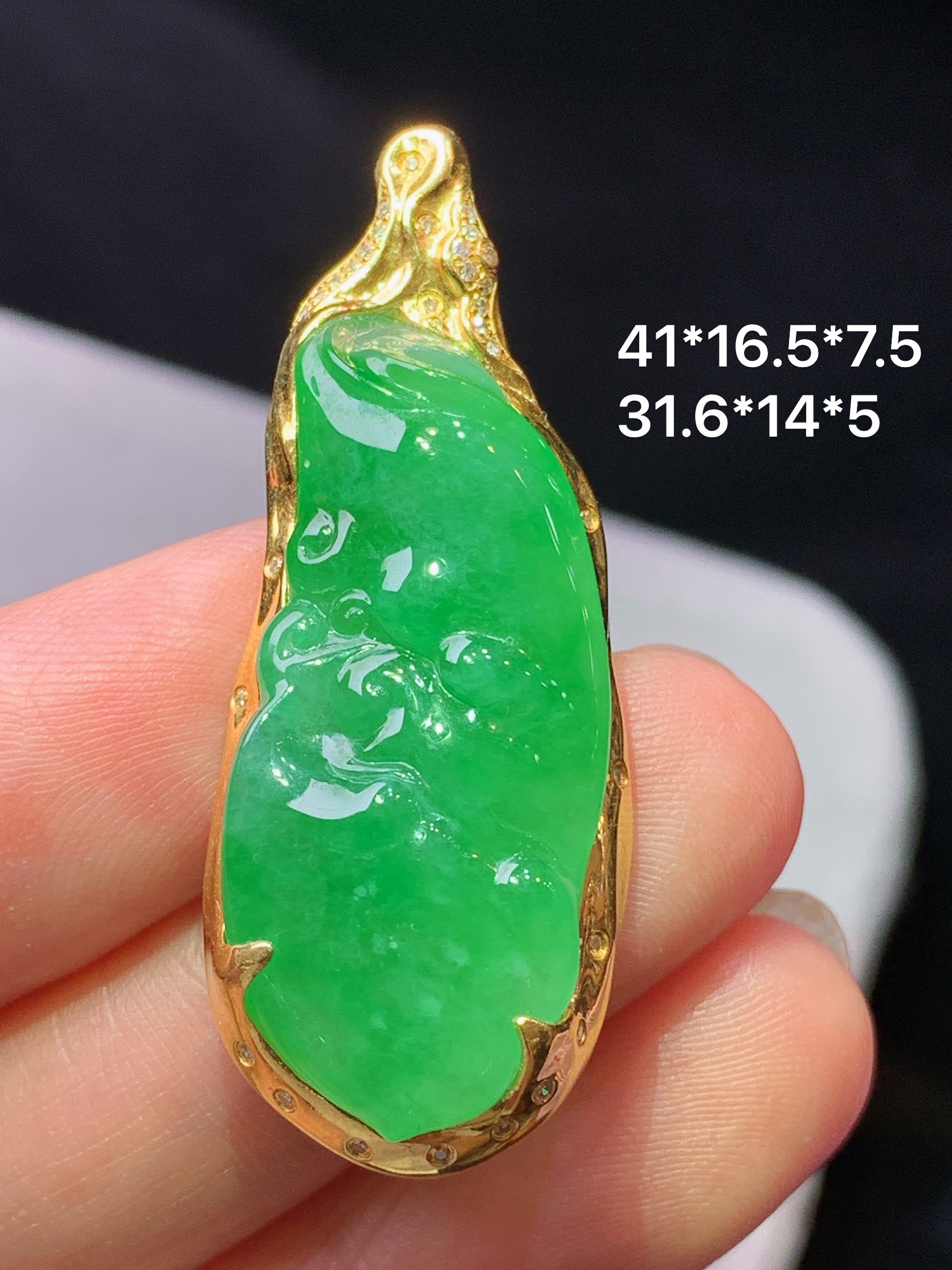 18k金钻镶嵌阳绿随形吊坠 玉质细腻 色泽艳丽清新 水润亮眼 整体尺寸41*16.5*7.5b5