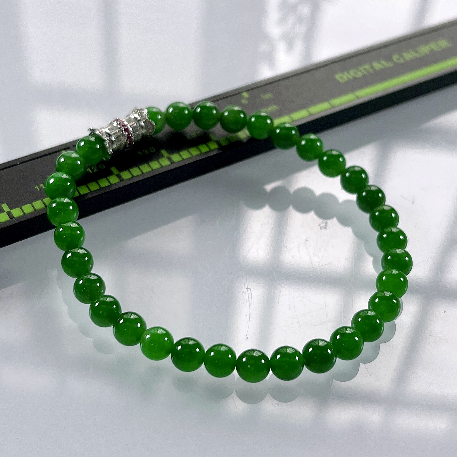 收藏级别，缅甸天然翡翠A货，卡5.2冰种起胶满绿帝王绿小圆珠手串手链，尺寸：5.2mm/32颗，长度170mm，重量：8.88g