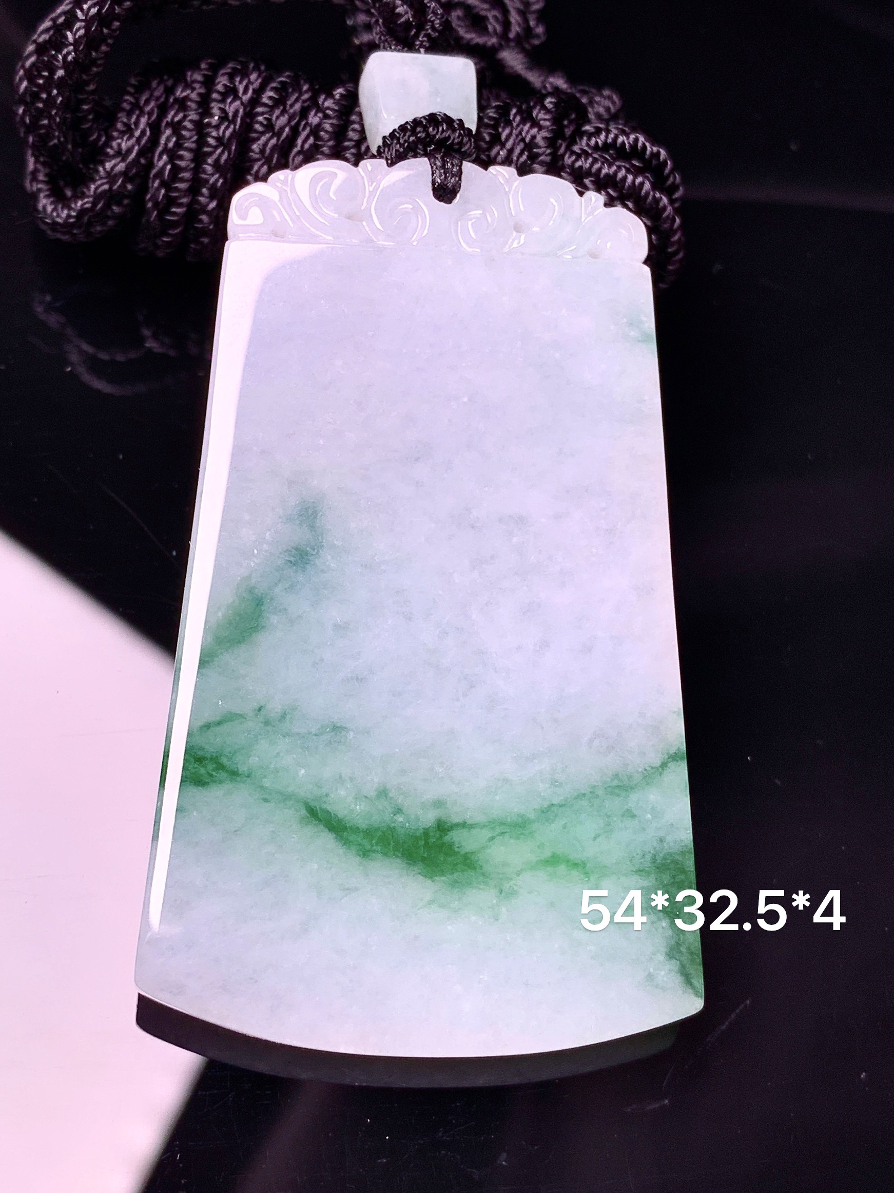 飘绿无事牌吊坠 玉质细腻 色泽艳丽清新 水润亮眼 整体尺寸54*32.5*4w1