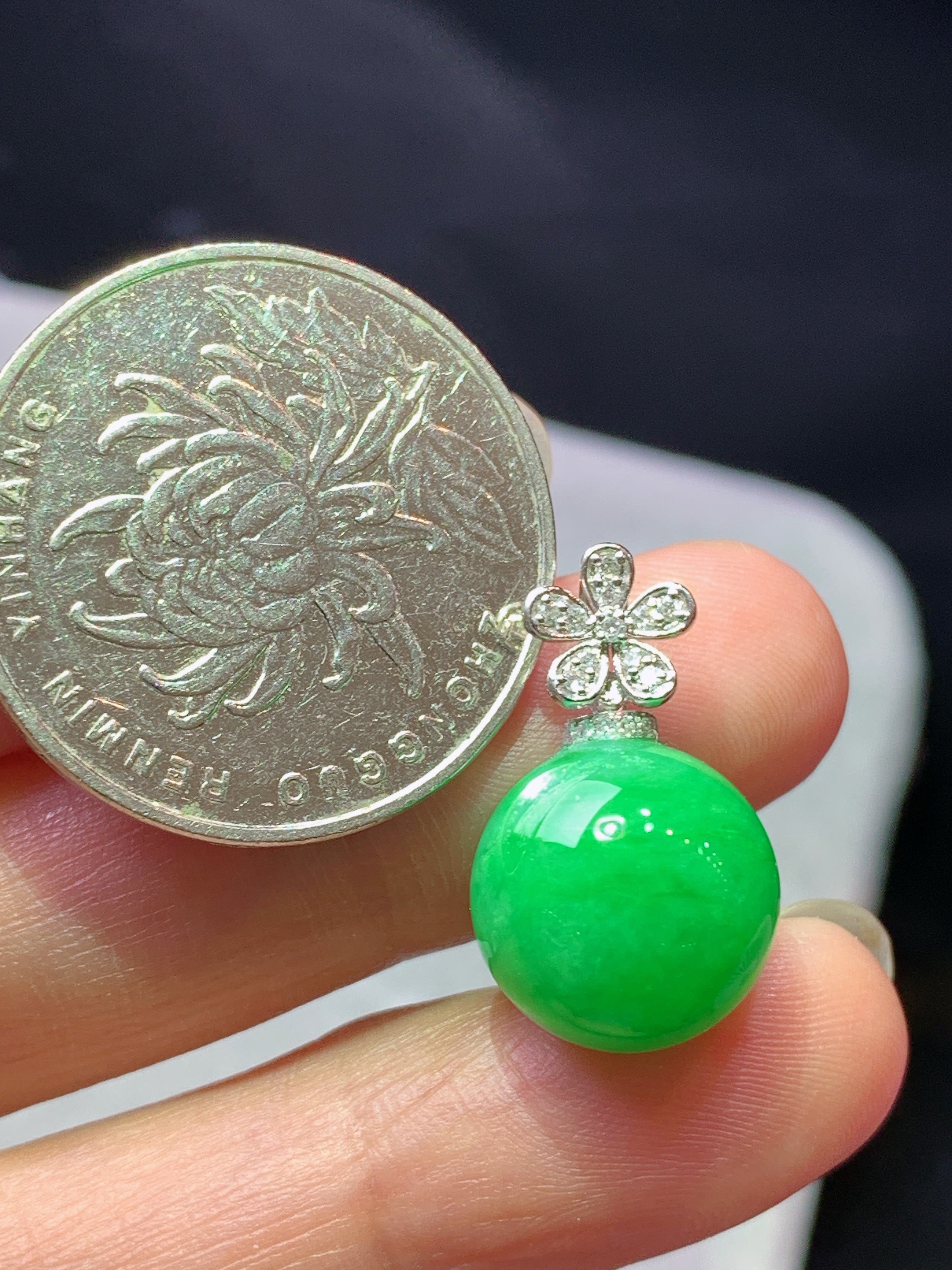18k金钻镶嵌阳绿圆珠吊坠 玉质细腻 色泽艳丽清新 水润亮眼 整体尺寸20.6*12.5b5