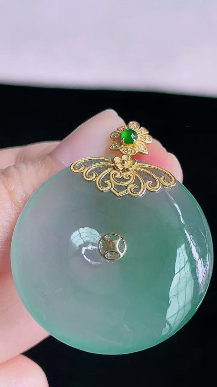 【翡翠名称】18K金镶钻冰晴平安扣吊坠
【翡翠尺寸】裸石31/5.5mm
【翡翠描述】宝贝种老水足，玉质细腻，色泽靓丽，性价比高，佩戴效果好！
【其它赠送】权威证书/精美挂绳盒子/支持全国复检