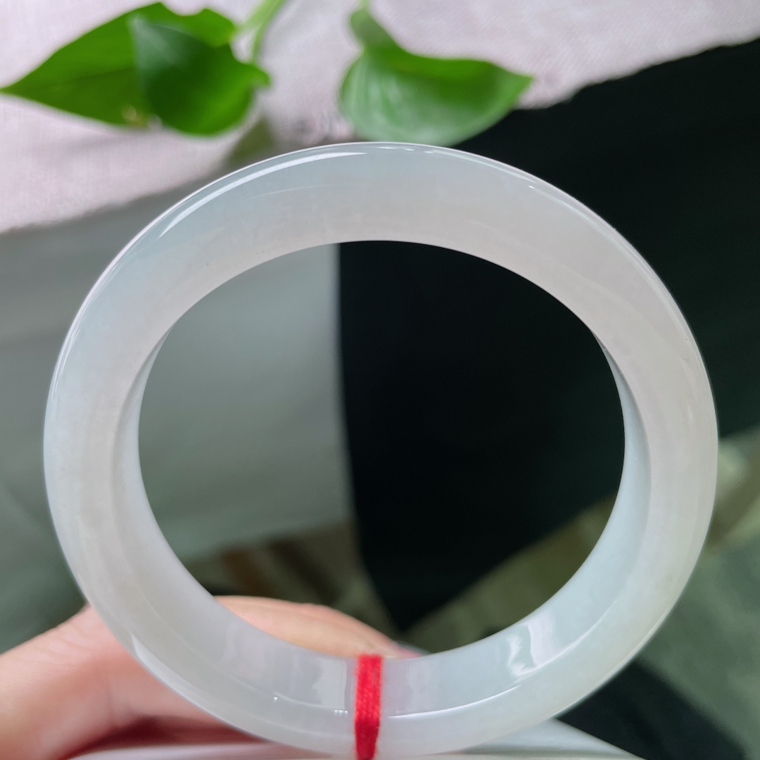 58/12.2/8.5白冰正圈，种老，浅绿柔光，温润如水，一眼便心动，无裂，ss49748a