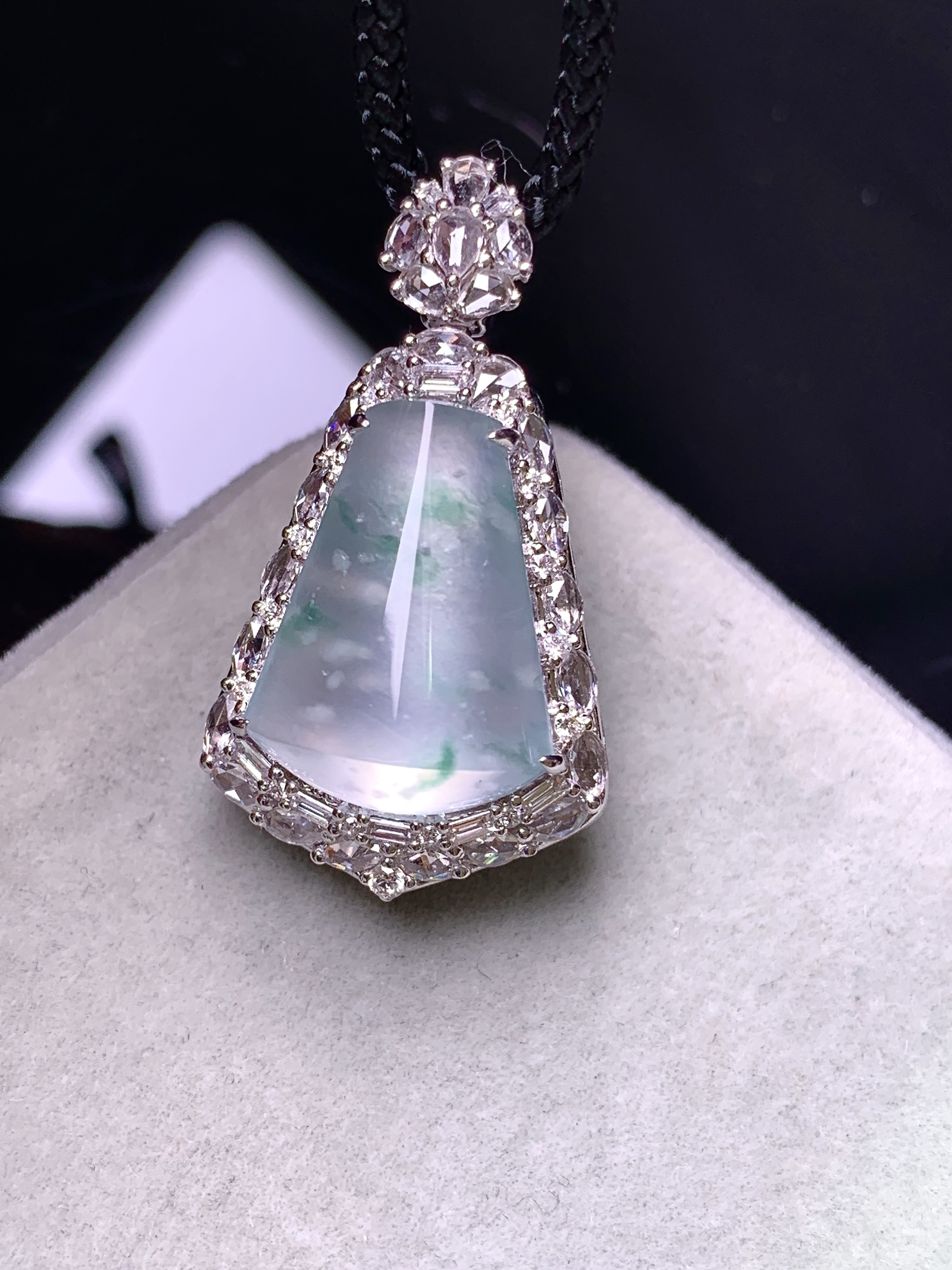 18k金钻镶嵌冰种飘花玉柱吊坠 玉质细腻 色泽艳丽清新 水润亮眼 整体尺寸29.5*16*12b12