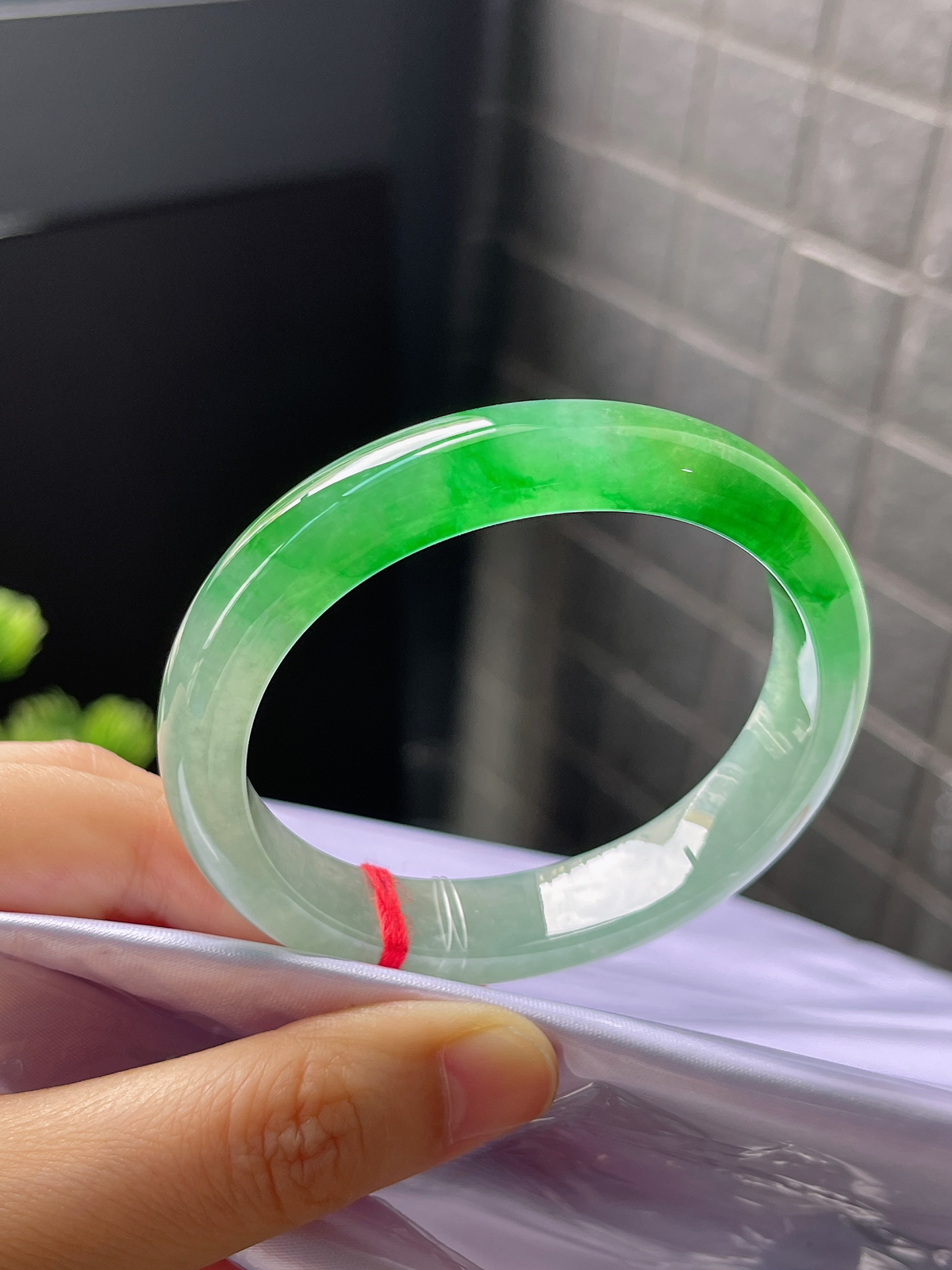 贵妃镯54.8圈口，翡翠冰糯种飘绿手镯