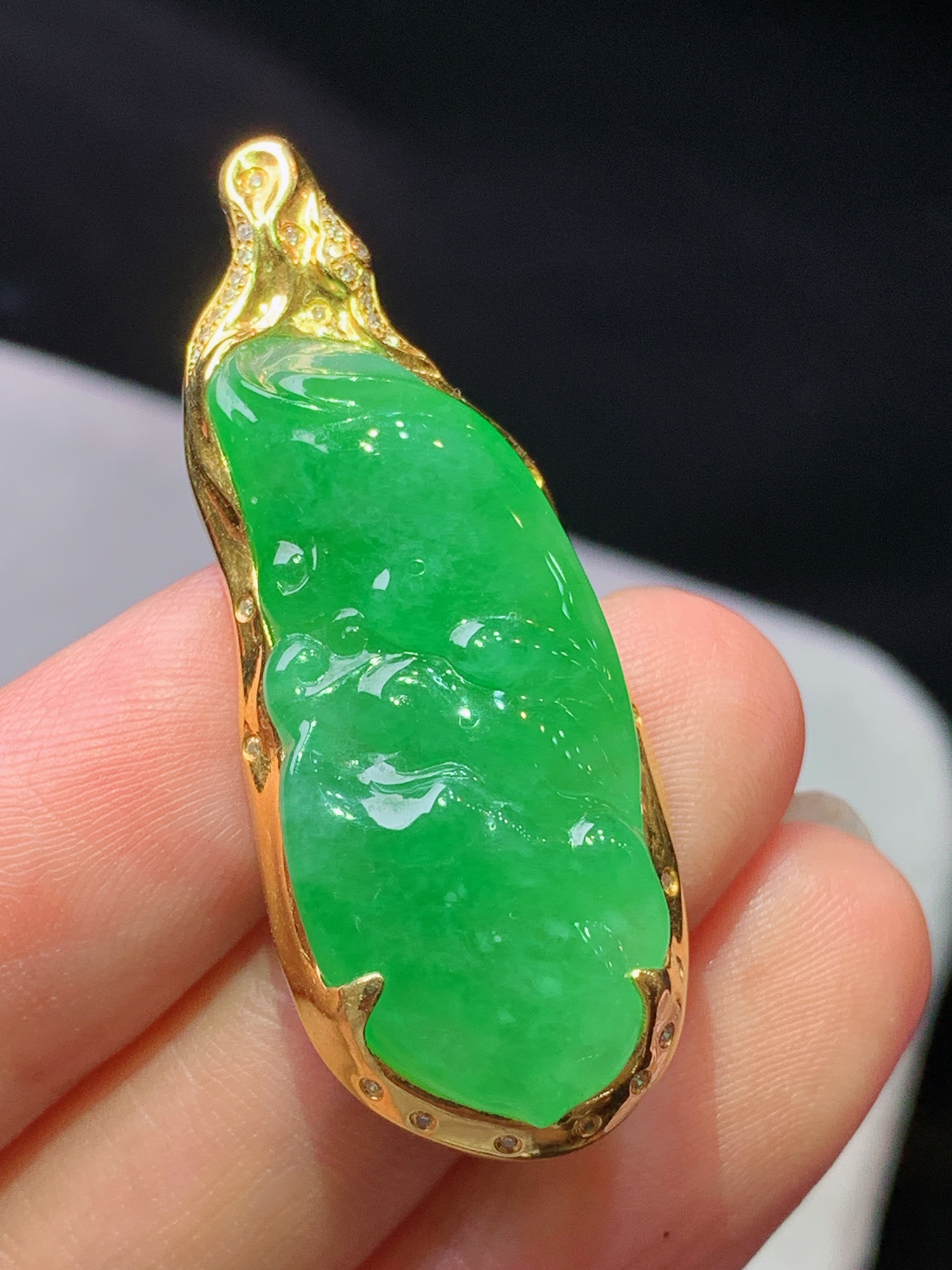 18k金钻镶嵌阳绿随形吊坠 玉质细腻 色泽艳丽清新 水润亮眼 整体尺寸41*16.5*7.5b5