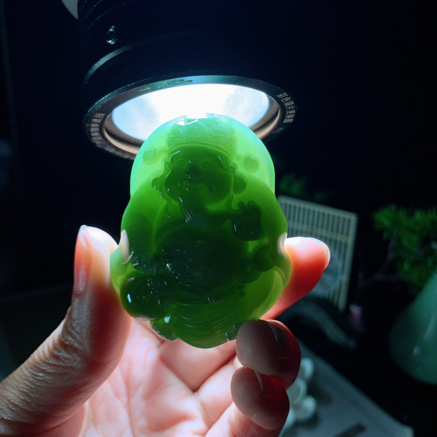 和田玉阳绿俄罗斯碧玉猫眼财神挂件 尺寸54/44/16重59克，玉质细腻油润 底色纯净 脂粉好，品质好！lt260415