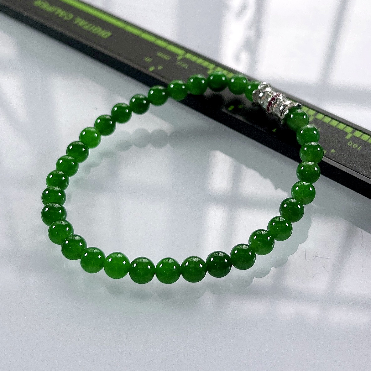收藏级别，缅甸天然翡翠A货，卡5.2冰种起胶满绿帝王绿小圆珠手串手链，尺寸：5.2mm/32颗，长度170mm，重量：8.88g
