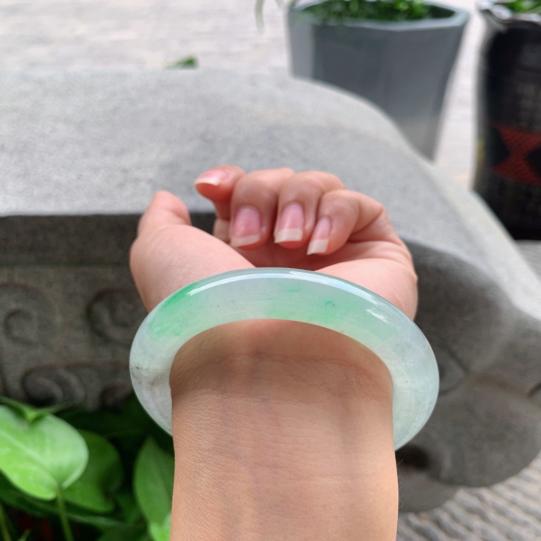 圈口 55.8-10.8【冰乌鸡飘绿圆条手镯】圆条55 56可戴