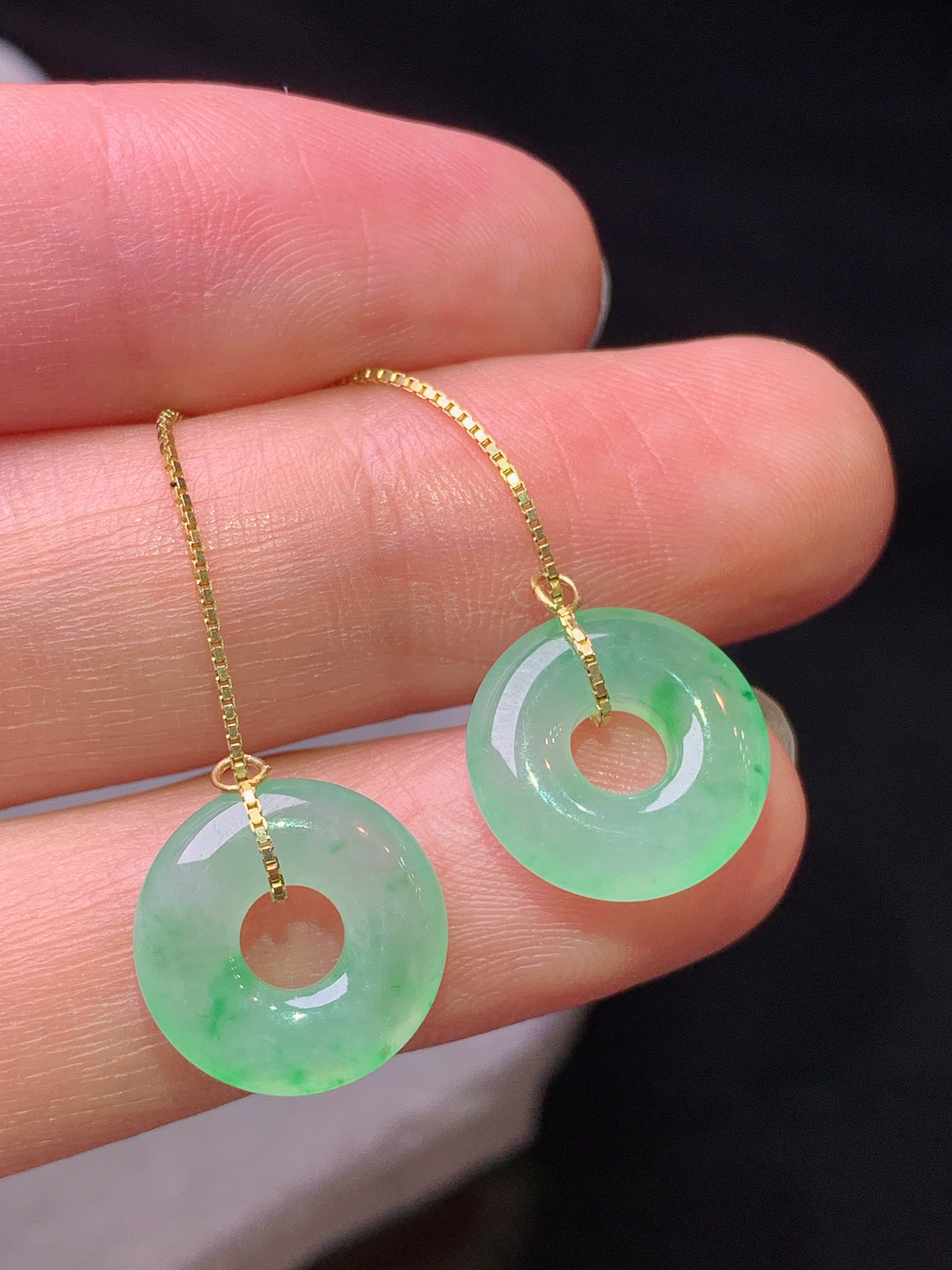 925银镶嵌飘绿平安环耳坠 玉质细腻 色泽艳丽清新 水润亮眼 整体尺寸12.2*3.3m1