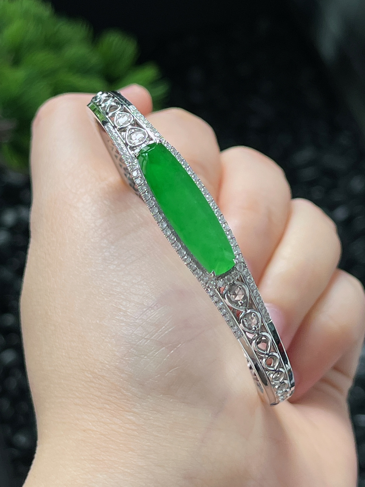 贵妃镯56圈口，翡翠冰糯种满绿手镯