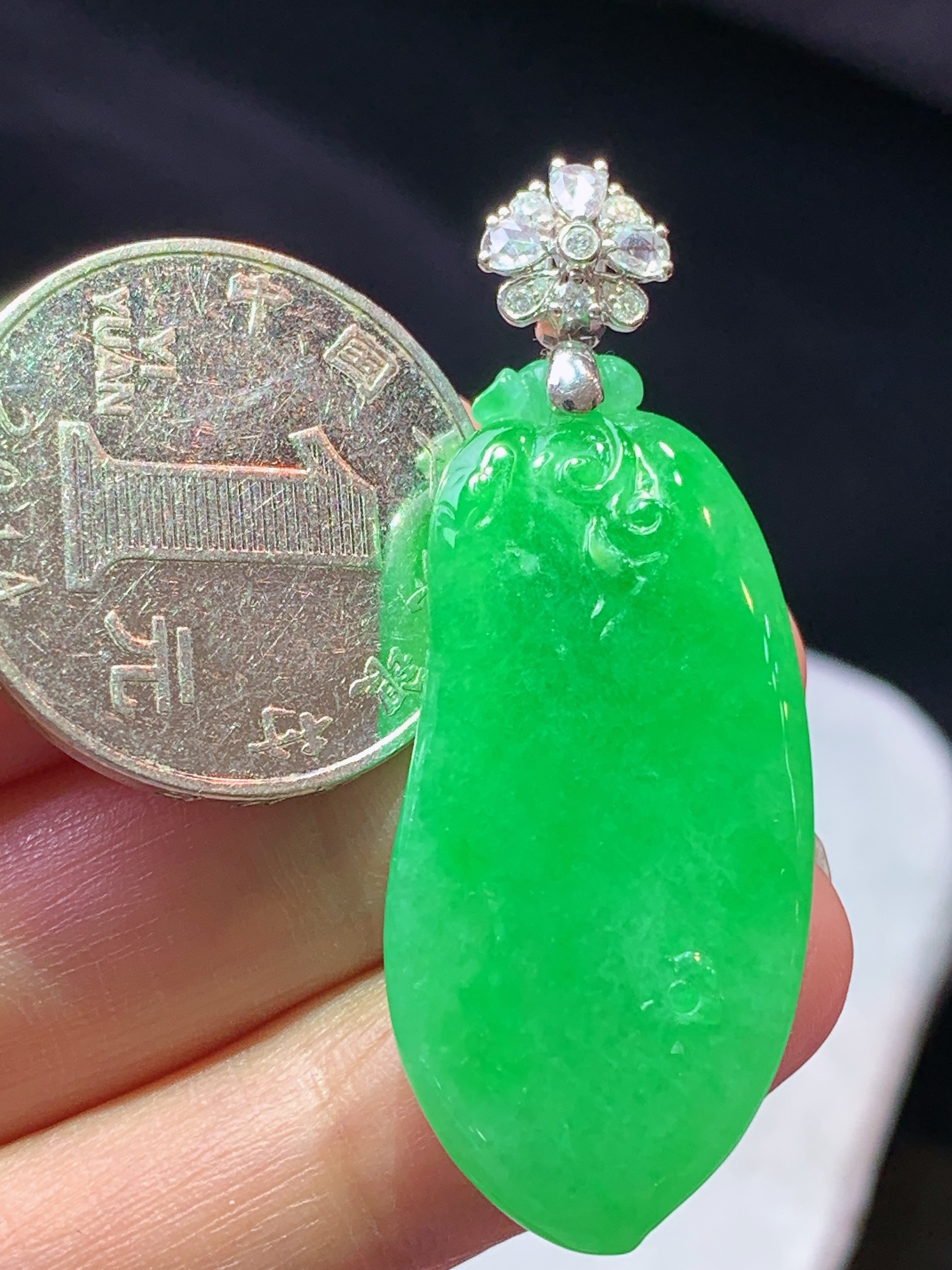 18k金钻镶嵌满绿福瓜吊坠 玉质细腻 色泽艳丽清新 水润亮眼 整体尺寸46.8*17.5*7b5