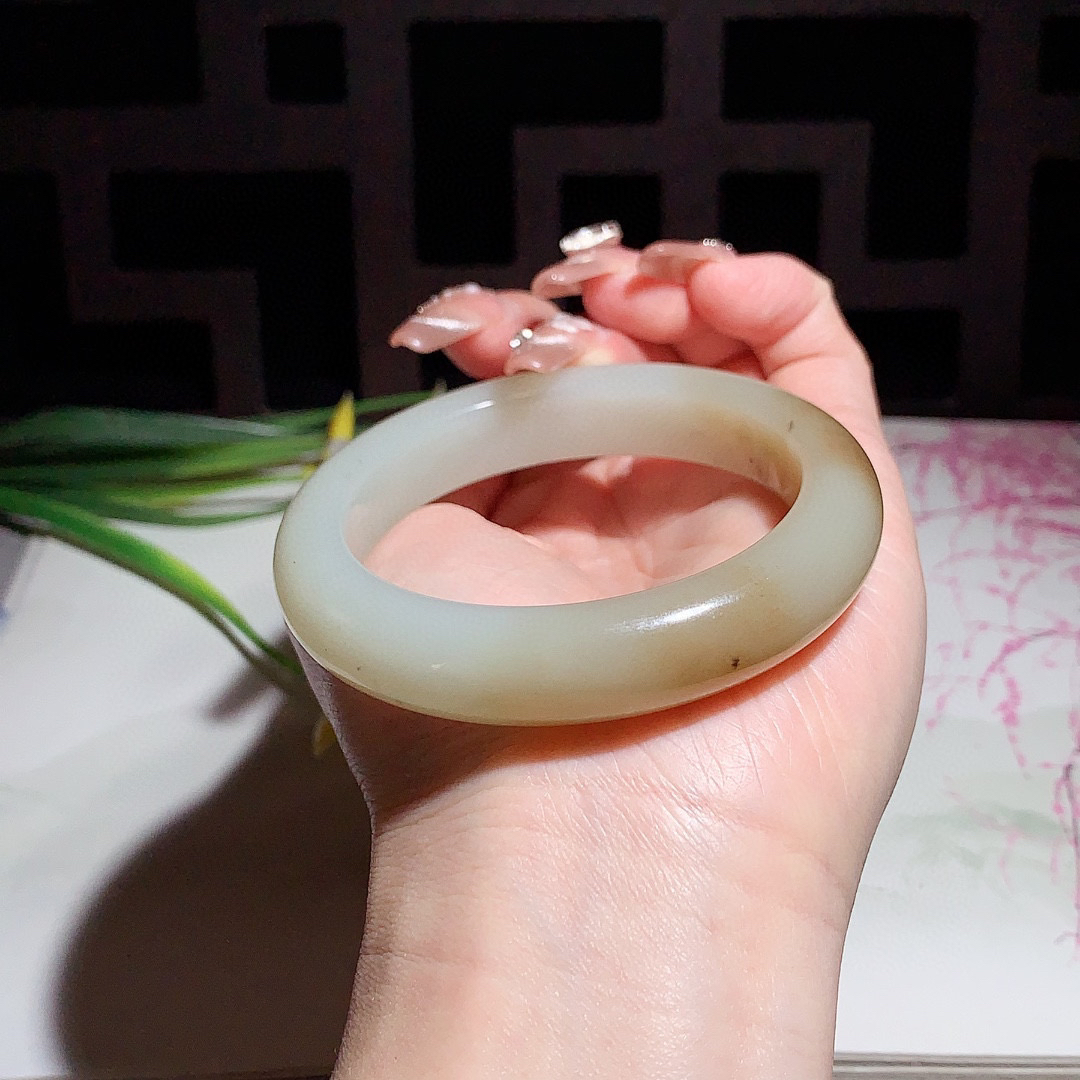 和田玉55.5圈且末糖手镯！玉质细腻油润 底色纯净 无裂无棉 脂粉好，品质高。