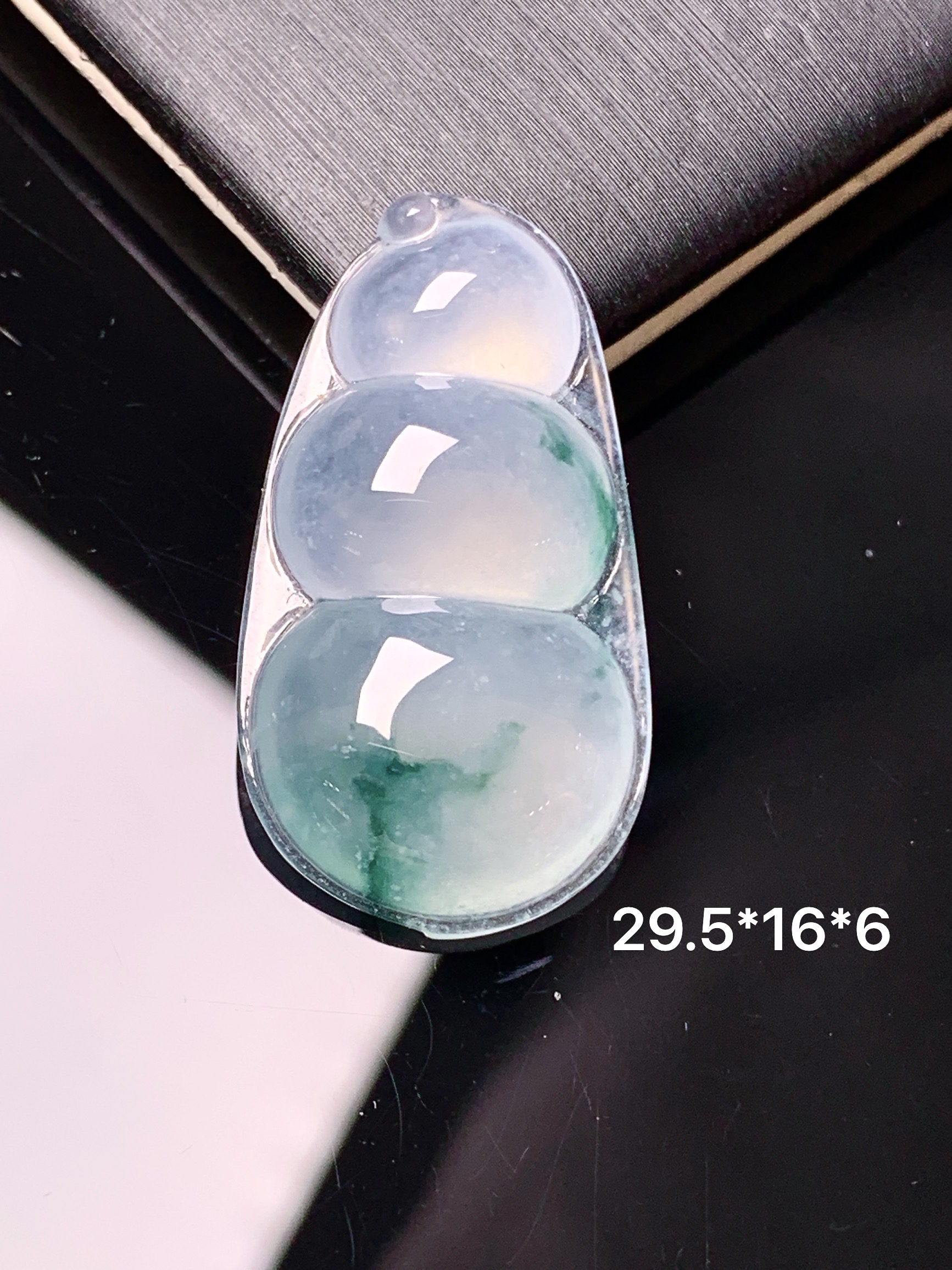 冰种飘花四季豆吊坠 玉质细腻 色泽艳丽清新 水润亮眼 整体尺寸29.5*16*6yz