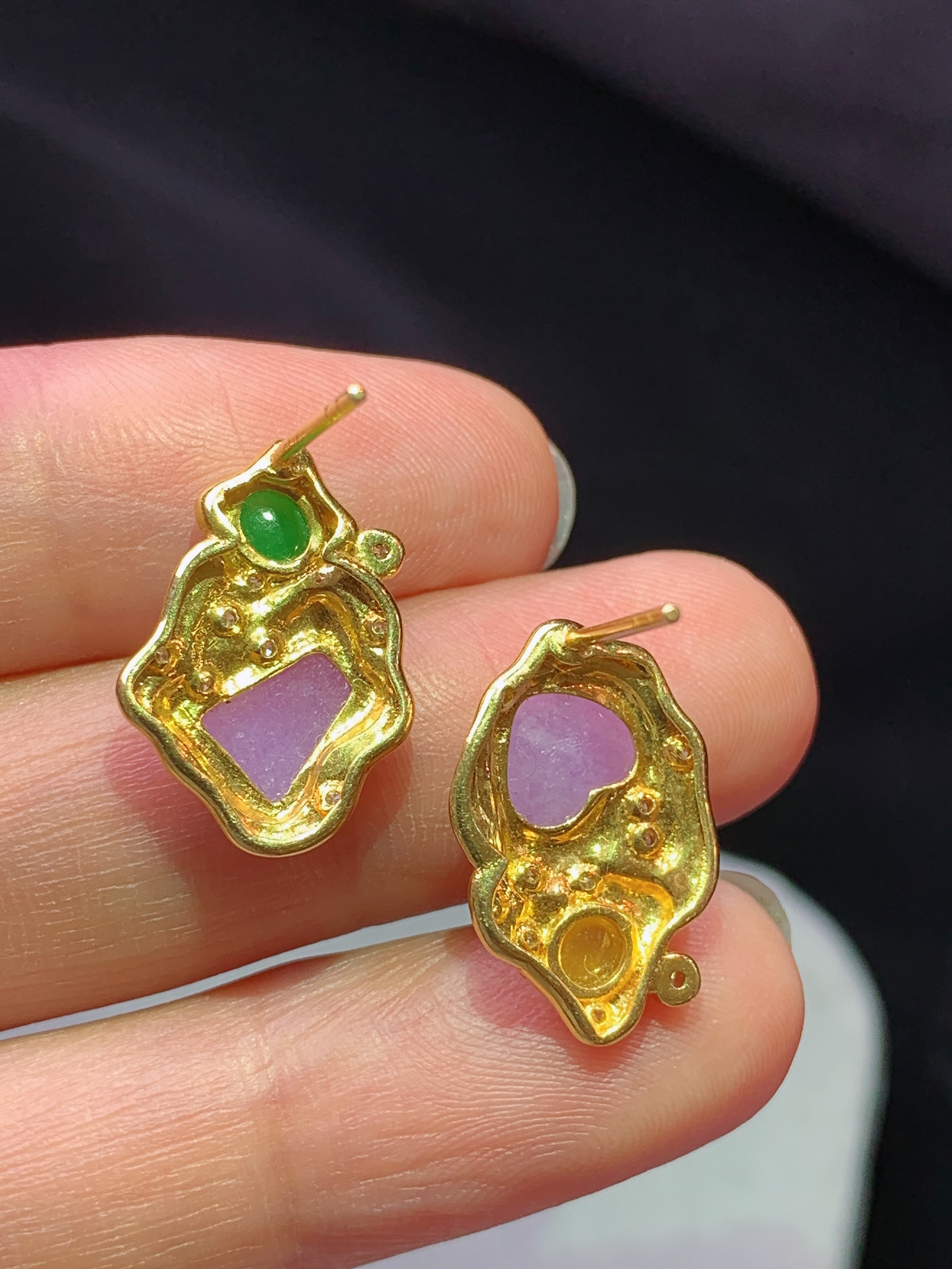 18k金钻镶嵌紫罗兰心形耳钉 玉质细腻 色泽艳丽清新 水润亮眼 整体尺寸17.8*12.2*3.3b5