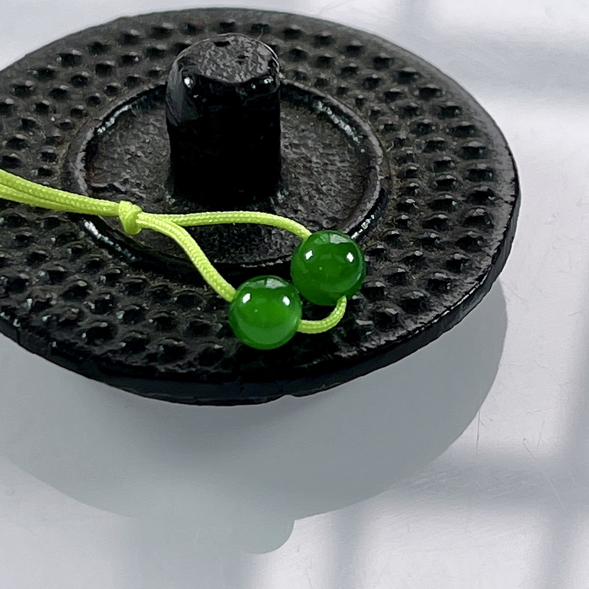 收藏级别，缅甸天然翡翠A货，卡4.6冰种满绿帝王绿圆珠单珠一对，尺寸：4.6mm/2颗，重量：0.34g（含线）