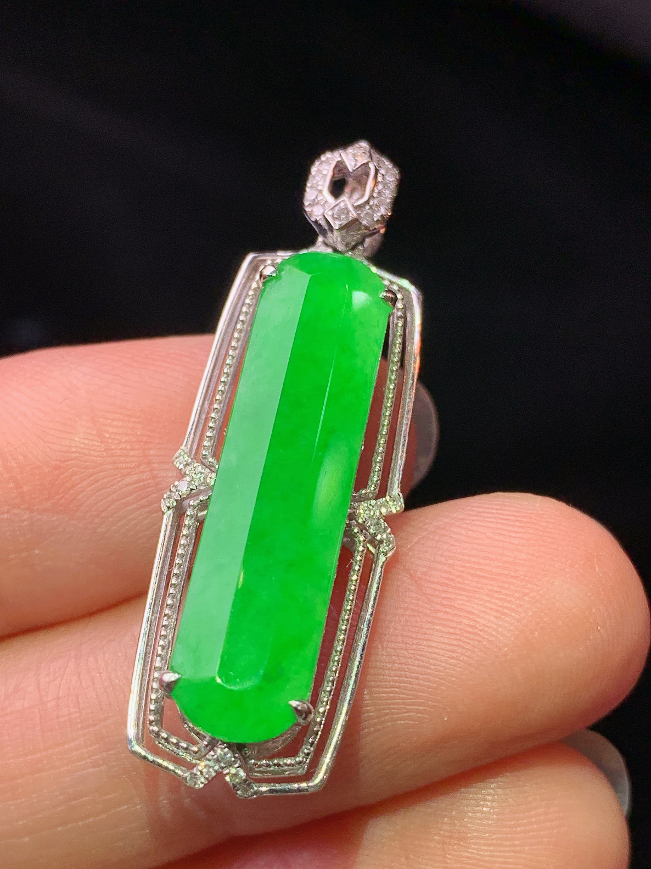 18k金钻镶嵌满绿无事牌吊坠 玉质细腻 色泽艳丽清新 水润亮眼 整体尺寸34.8*11.8*6.8b7