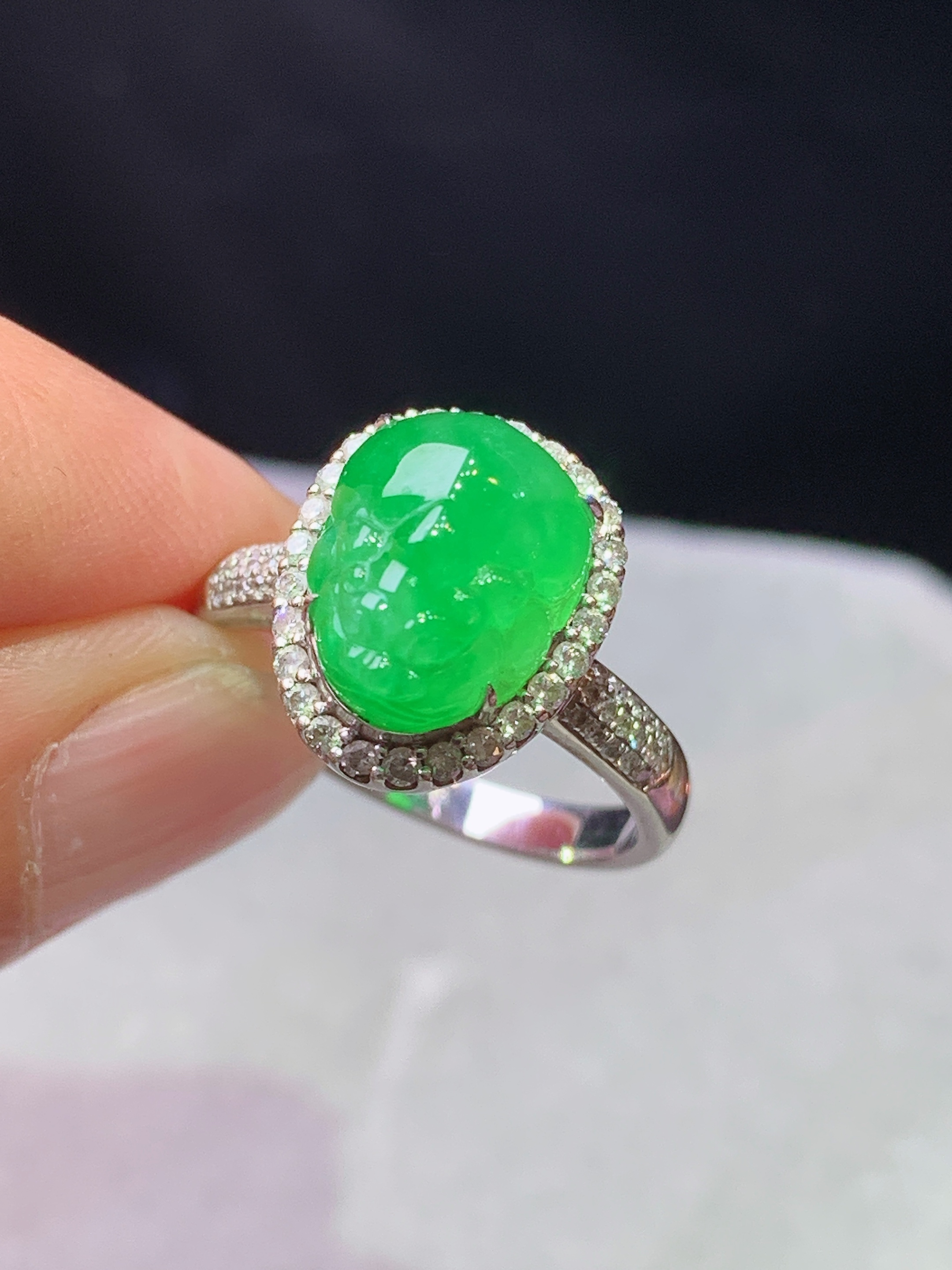 18k金钻镶嵌满绿貔貅戒指 玉质细腻 色泽艳丽清新 水润亮眼 圈口14 整体尺寸13.8*11.2*10.2b5