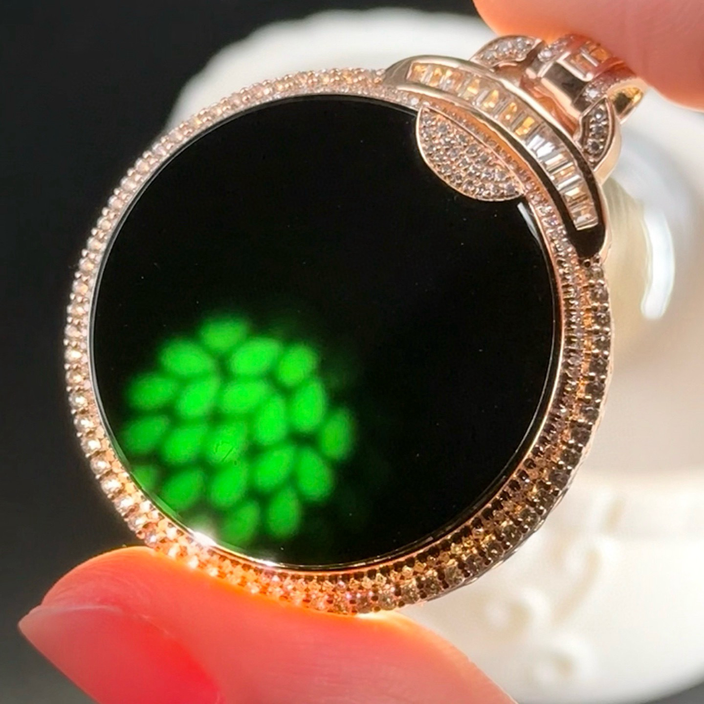 精品18k墨翠圆牌 种好色正 黑度极好 打灯通透 油性十足  尺寸44.3