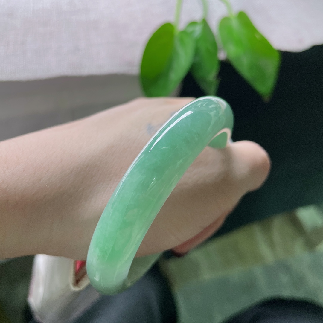 56/12.1/8.3绿色正圈，像雾气一样，边界模糊，慢慢化开，给人一种朦胧美。无裂，ss48768a