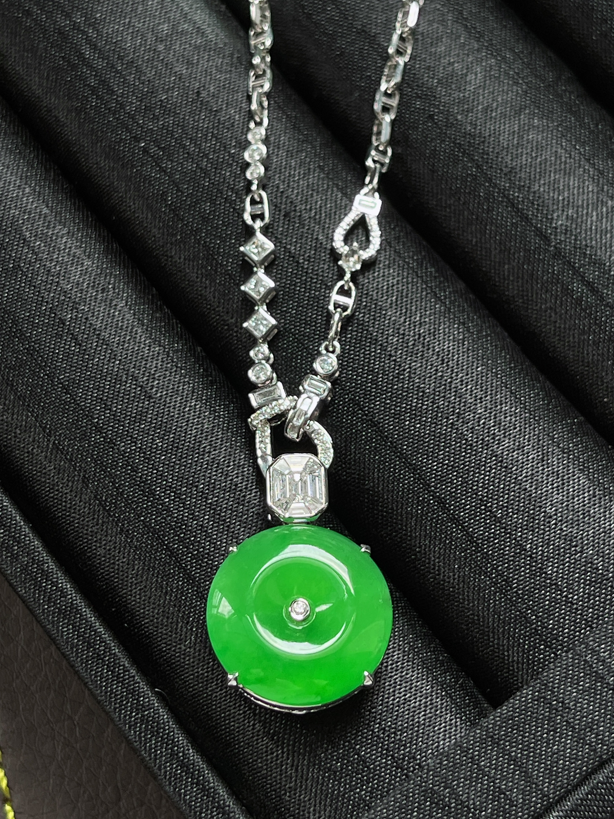 翡翠冰阳绿项链，印记：Au750,伴钻石