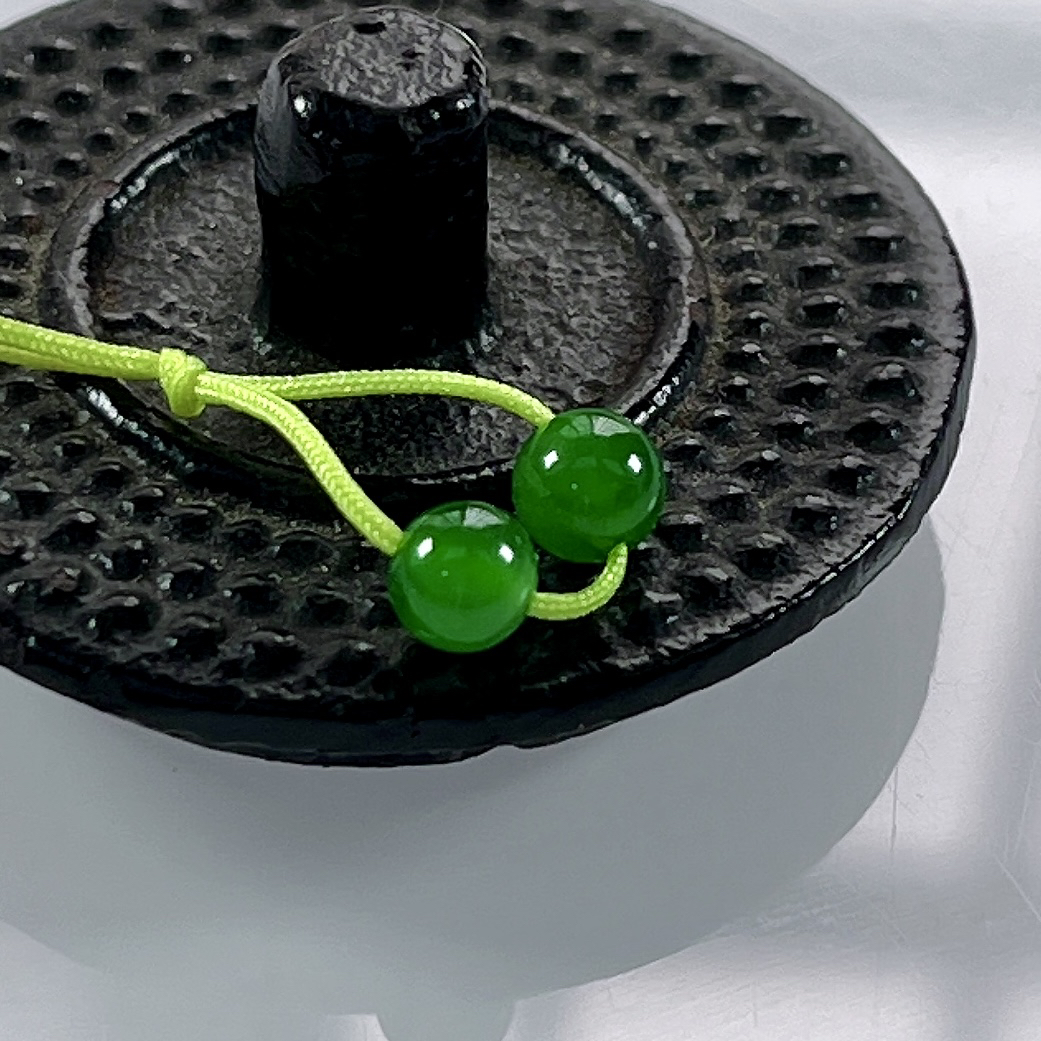 收藏级别，缅甸天然翡翠A货，卡4.6冰种满绿帝王绿圆珠单珠一对，尺寸：4.6mm/2颗，重量：0.3