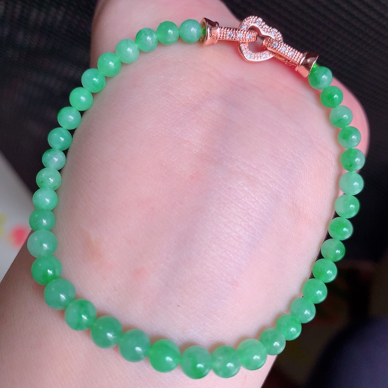 自然光实拍，冰润满绿翡翠手串手链，翠色灵动，佩戴效果时尚出众，尽显气质，玉质细腻，美感十足。#002